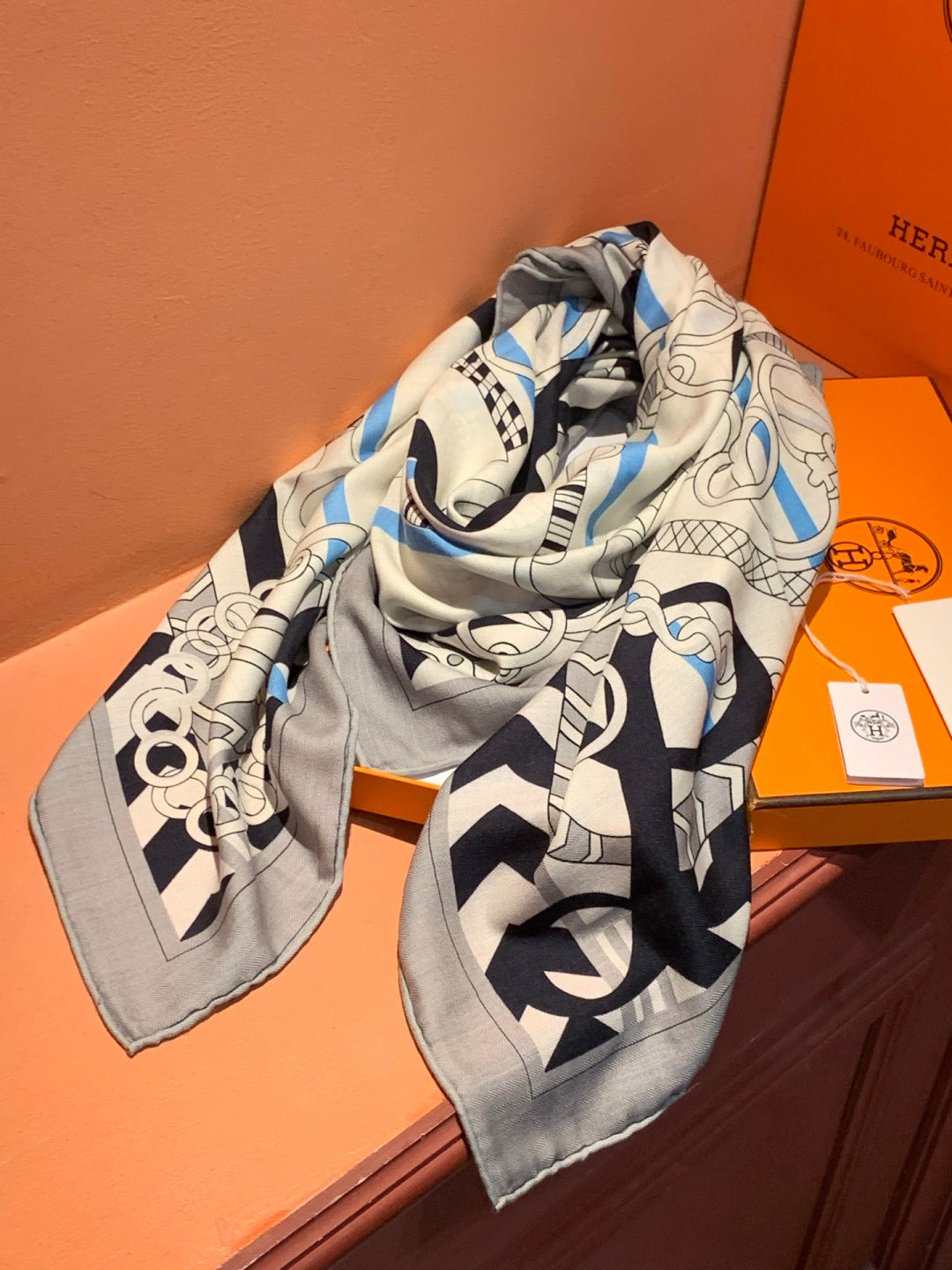 HM 25s Horse Reversible Scarf 140cm White Gray Black Cashmere Silk 967388