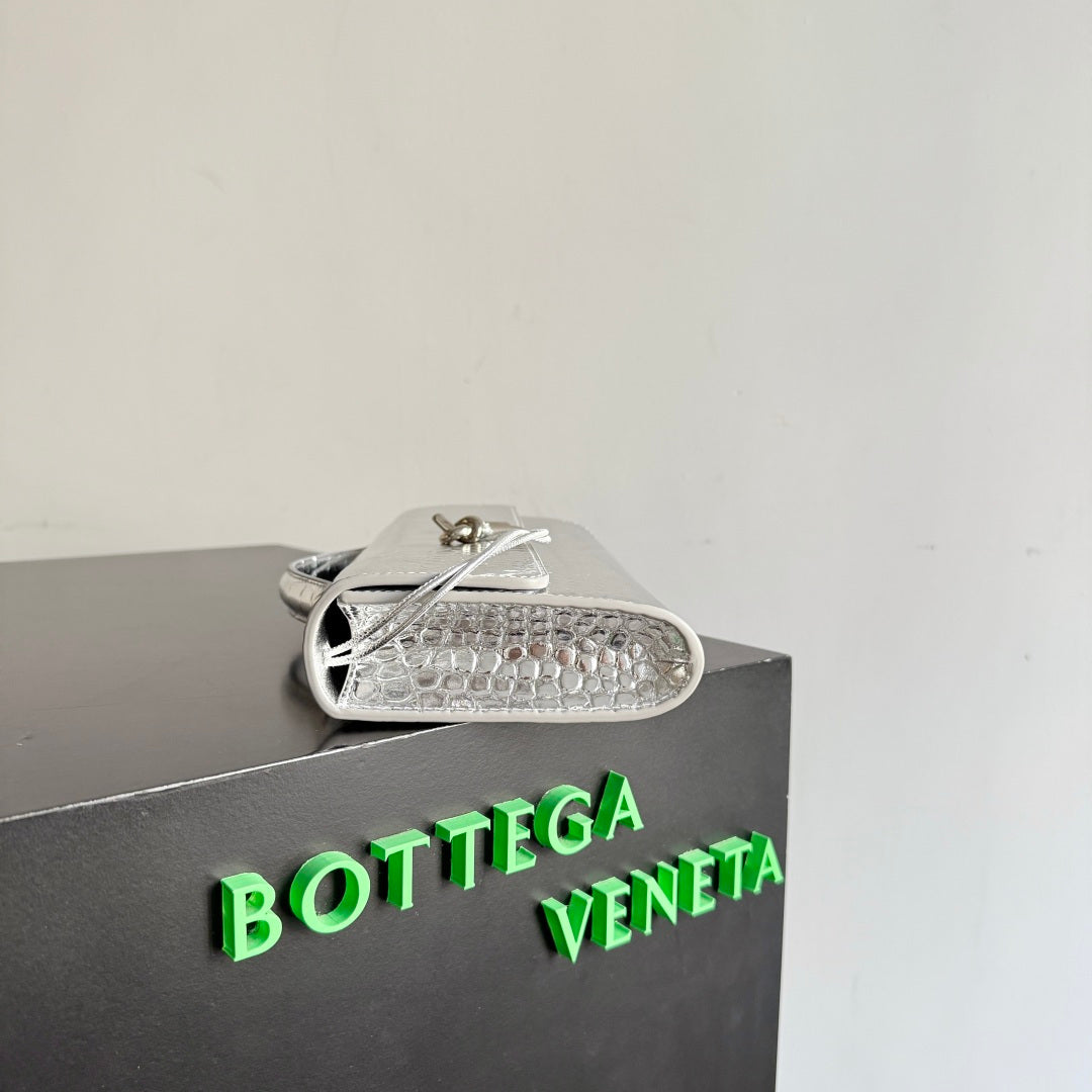 Bottega Veneta 2026 Andiamo Bag 31cm Silver Crocodile-embossed Leather 137072