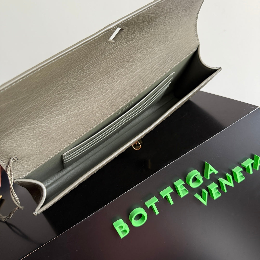 Bottega Veneta 2026 Andiamo Clutch 31cm Etoupe Ostrich Leather 136969