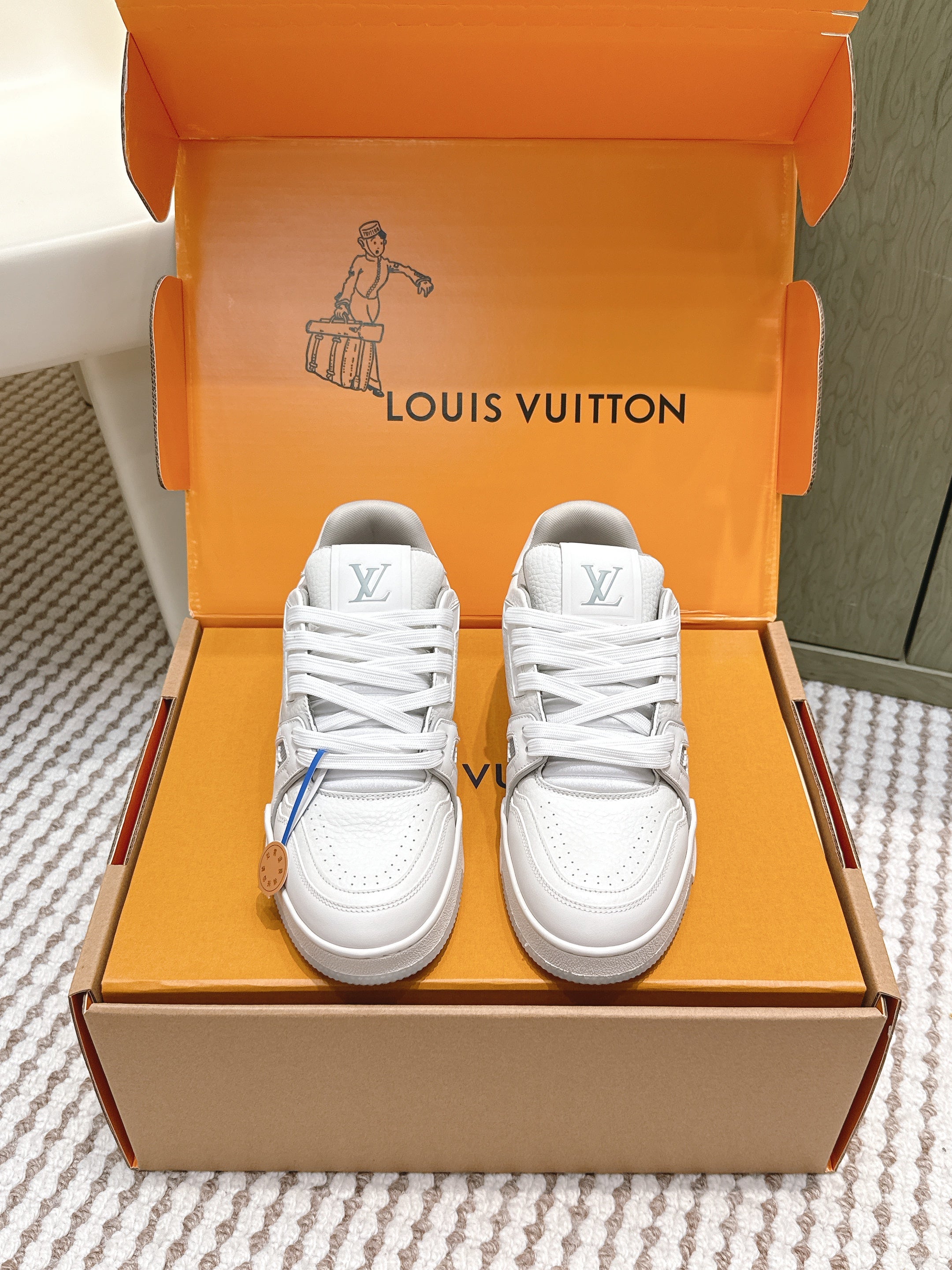 LV 26ss Trainer Sneakers White Gray Cowhide 657899
