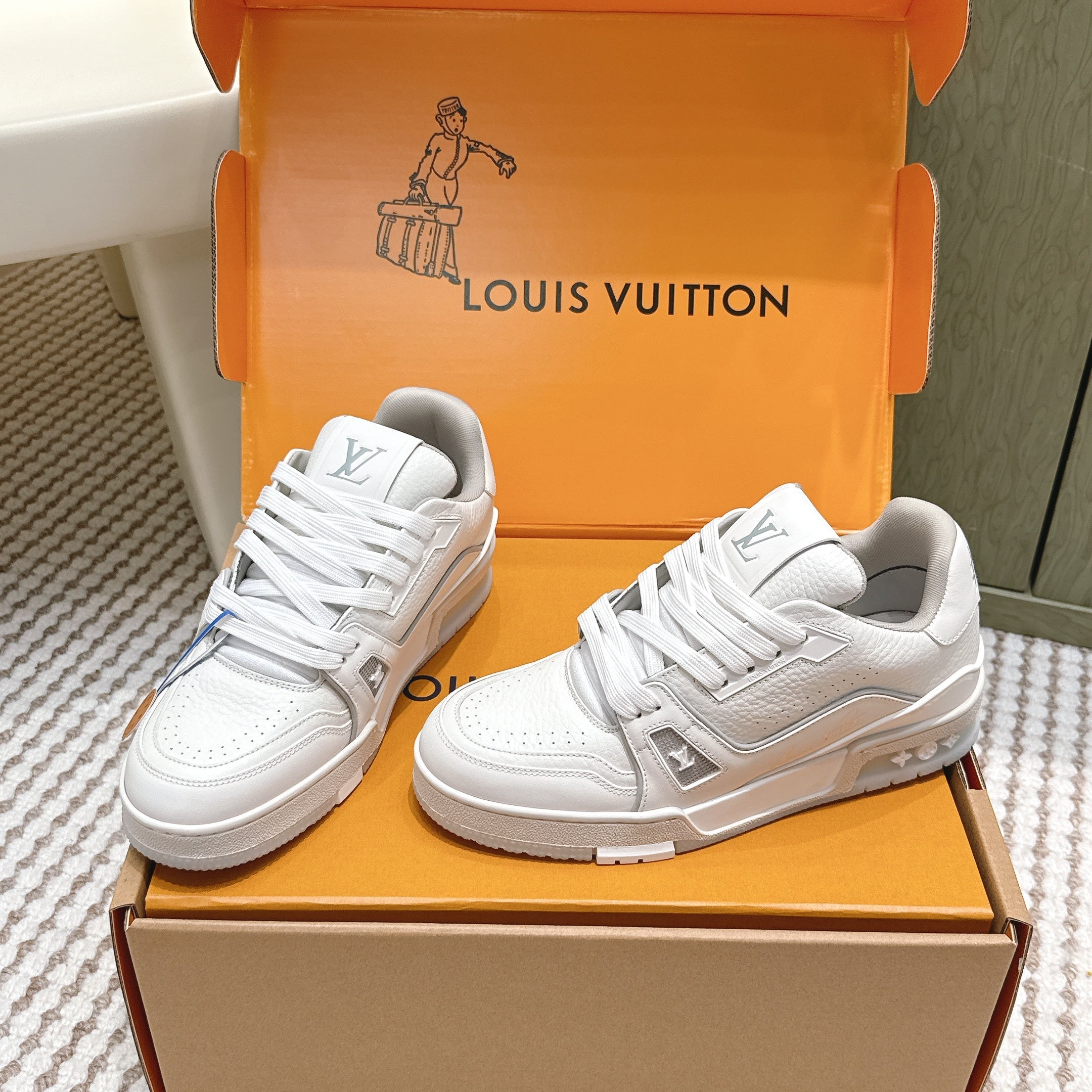 LV 26ss Trainer Sneakers White Gray Cowhide 657899