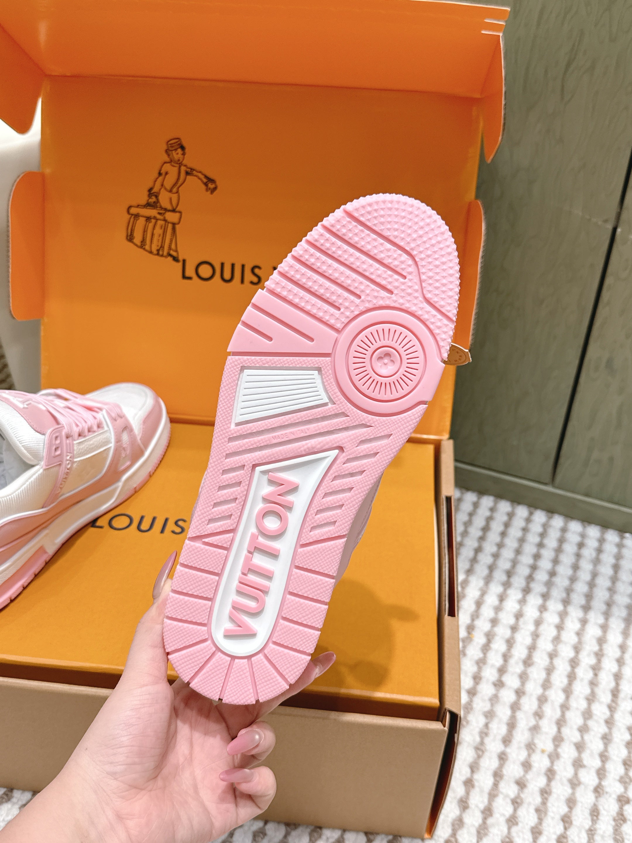 LV 26ss Trainer Sneakers White Light Pink Denim Cowhide 657909