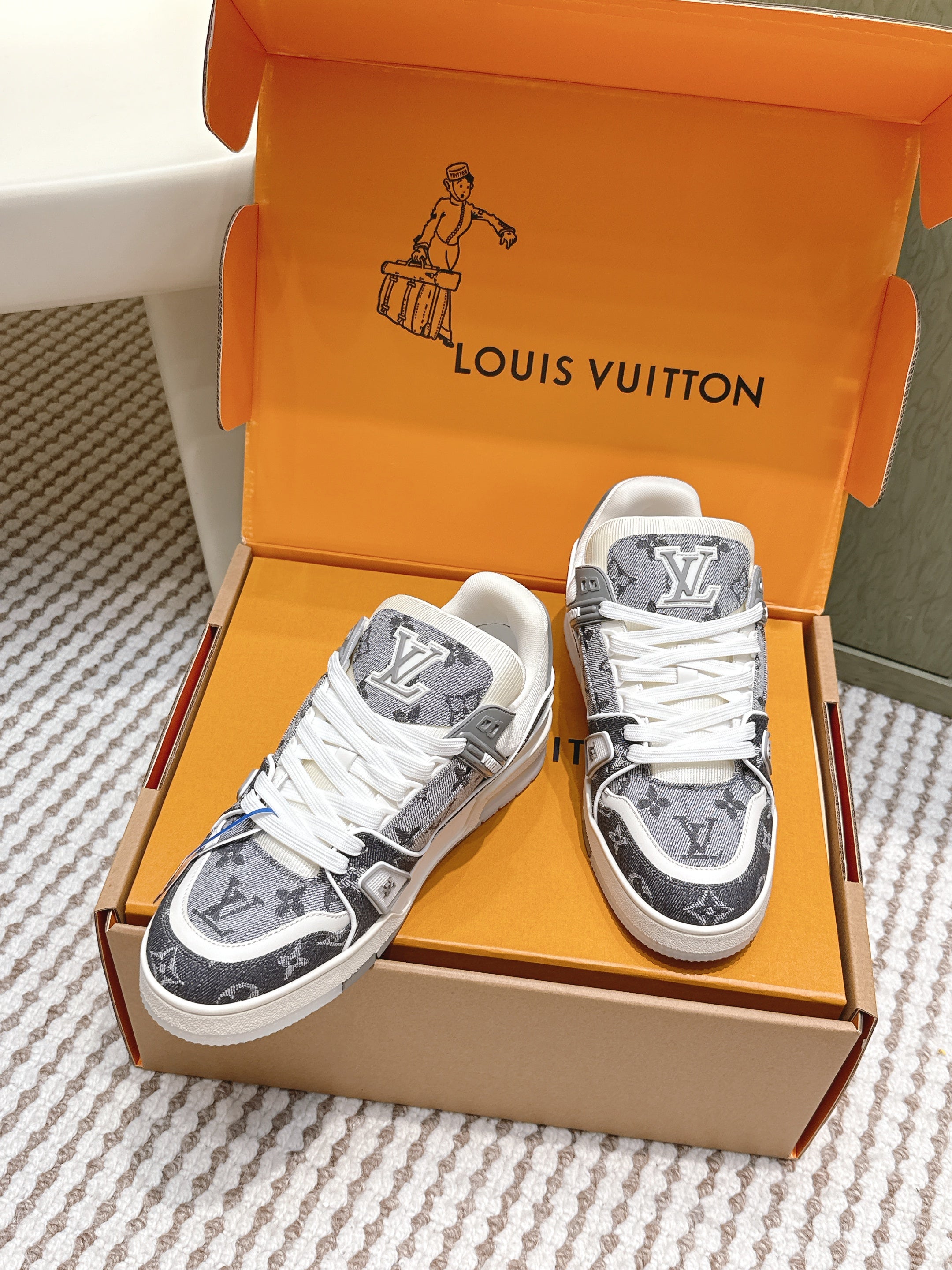 LV 26ss Trainer Sneakers Gray White Denim Cowhide 657920