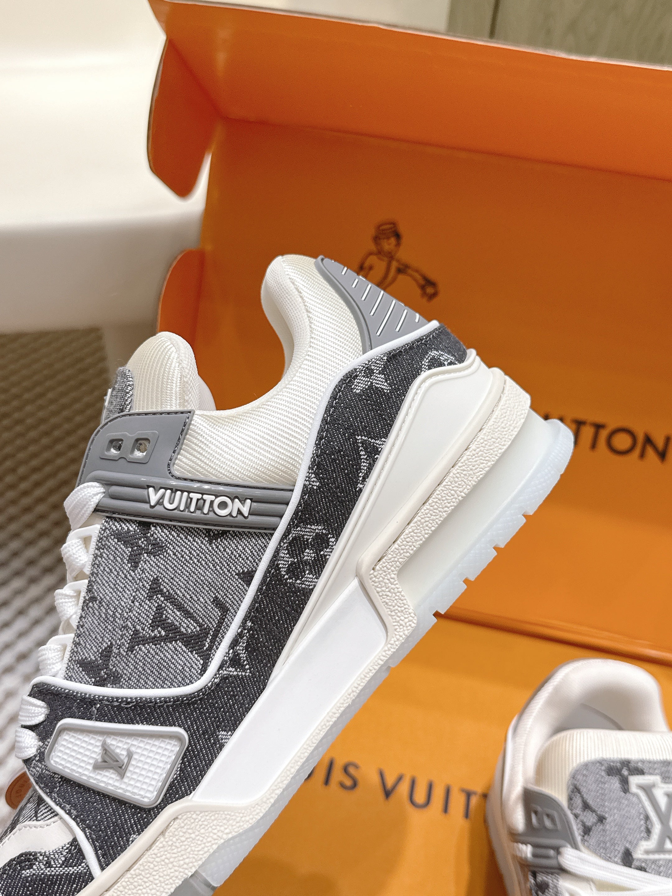 LV 26ss Trainer Sneakers Gray White Denim Cowhide 657920