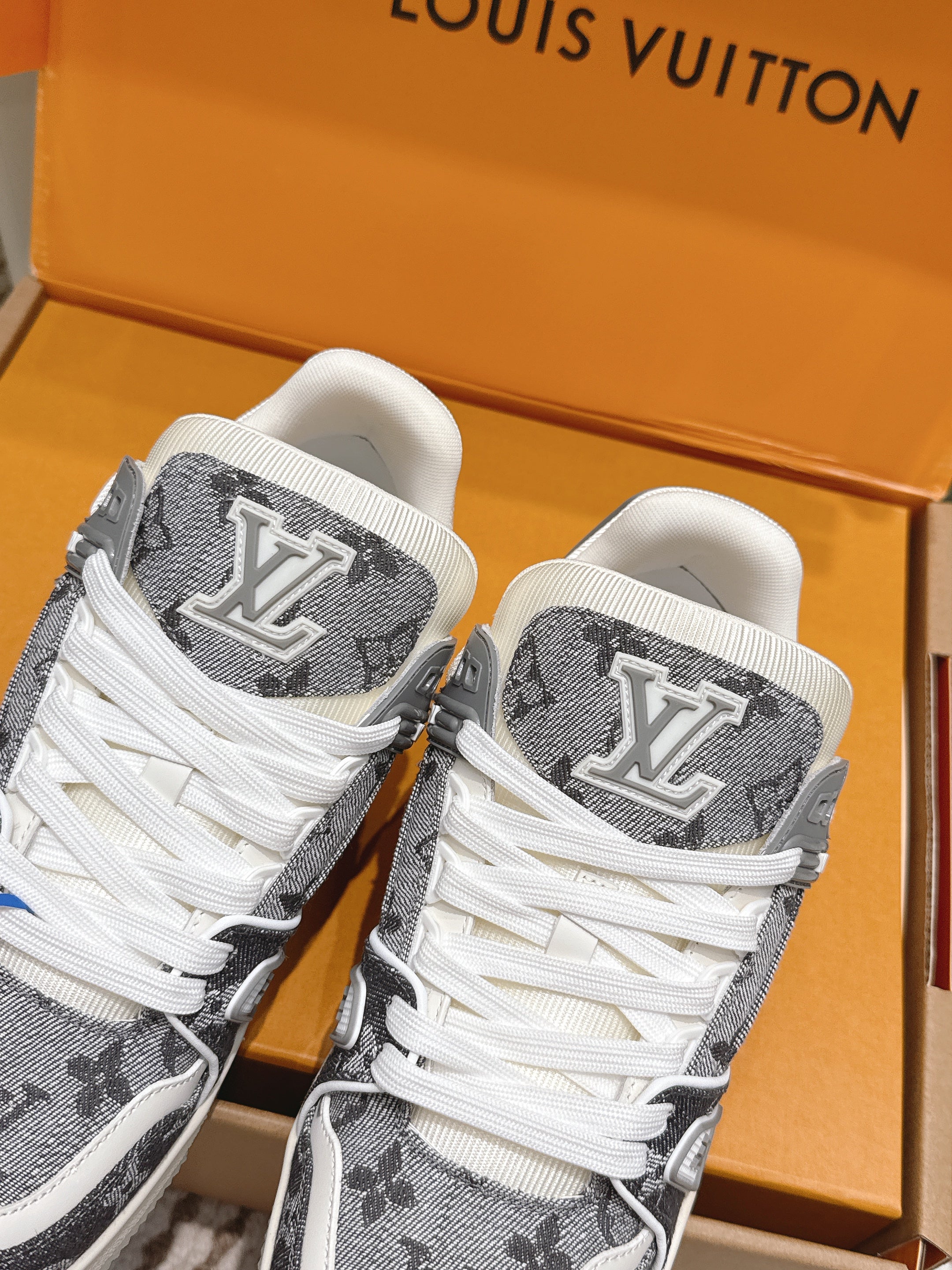 LV 26ss Trainer Sneakers Gray White Denim Cowhide 657920