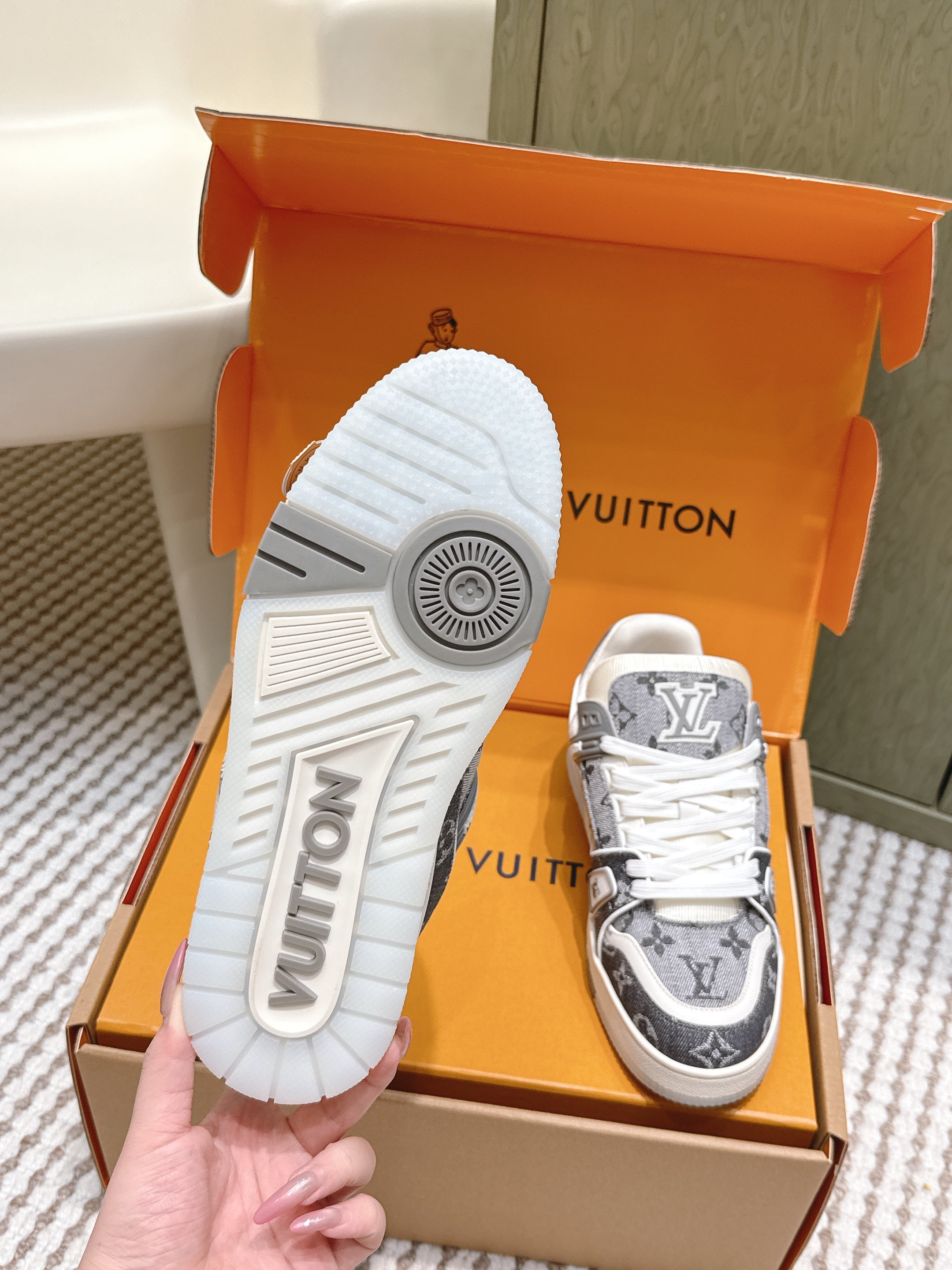 LV 26ss Trainer Sneakers Gray White Denim Cowhide 657920