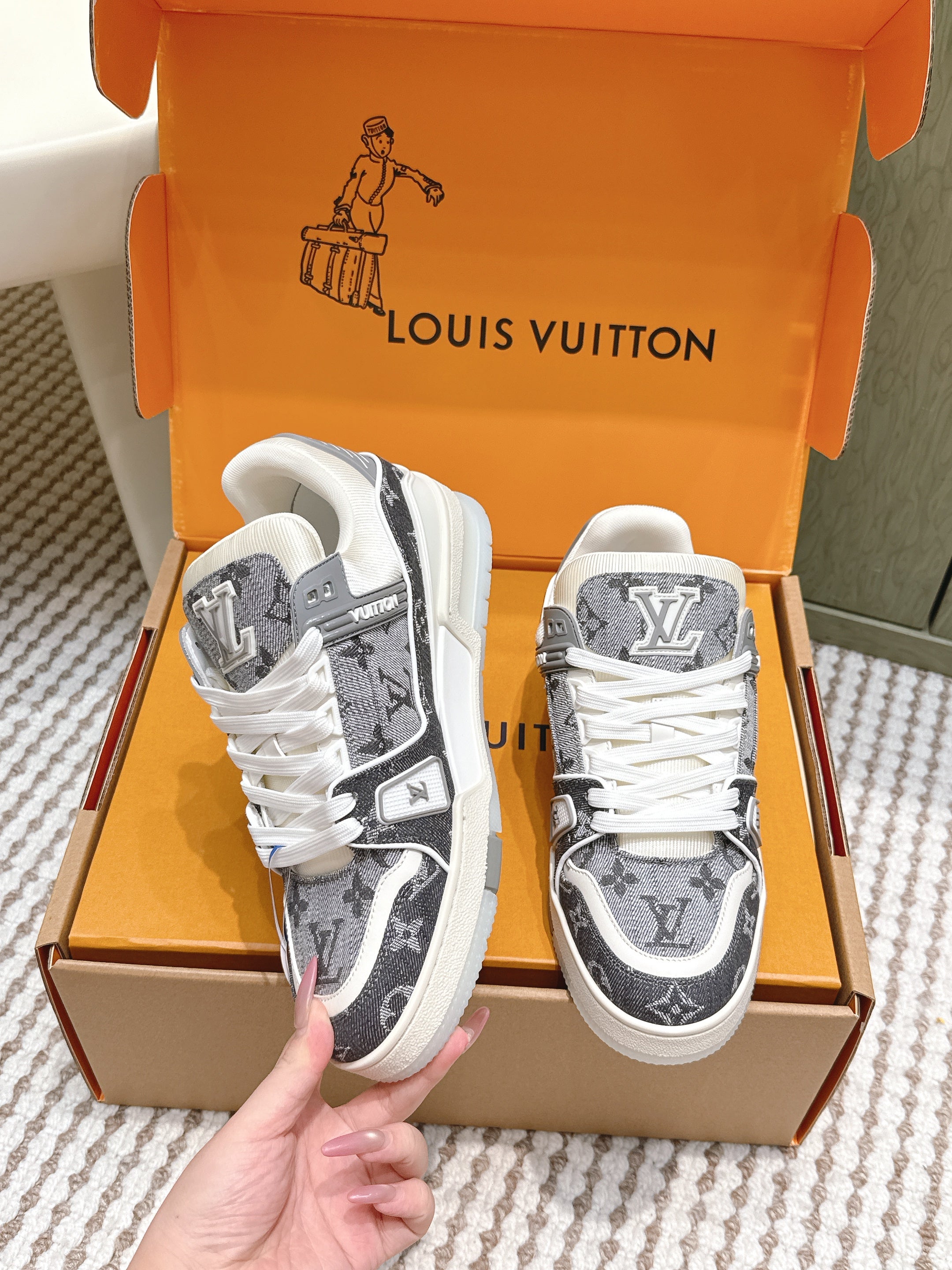 LV 26ss Trainer Sneakers Gray White Denim Cowhide 657920