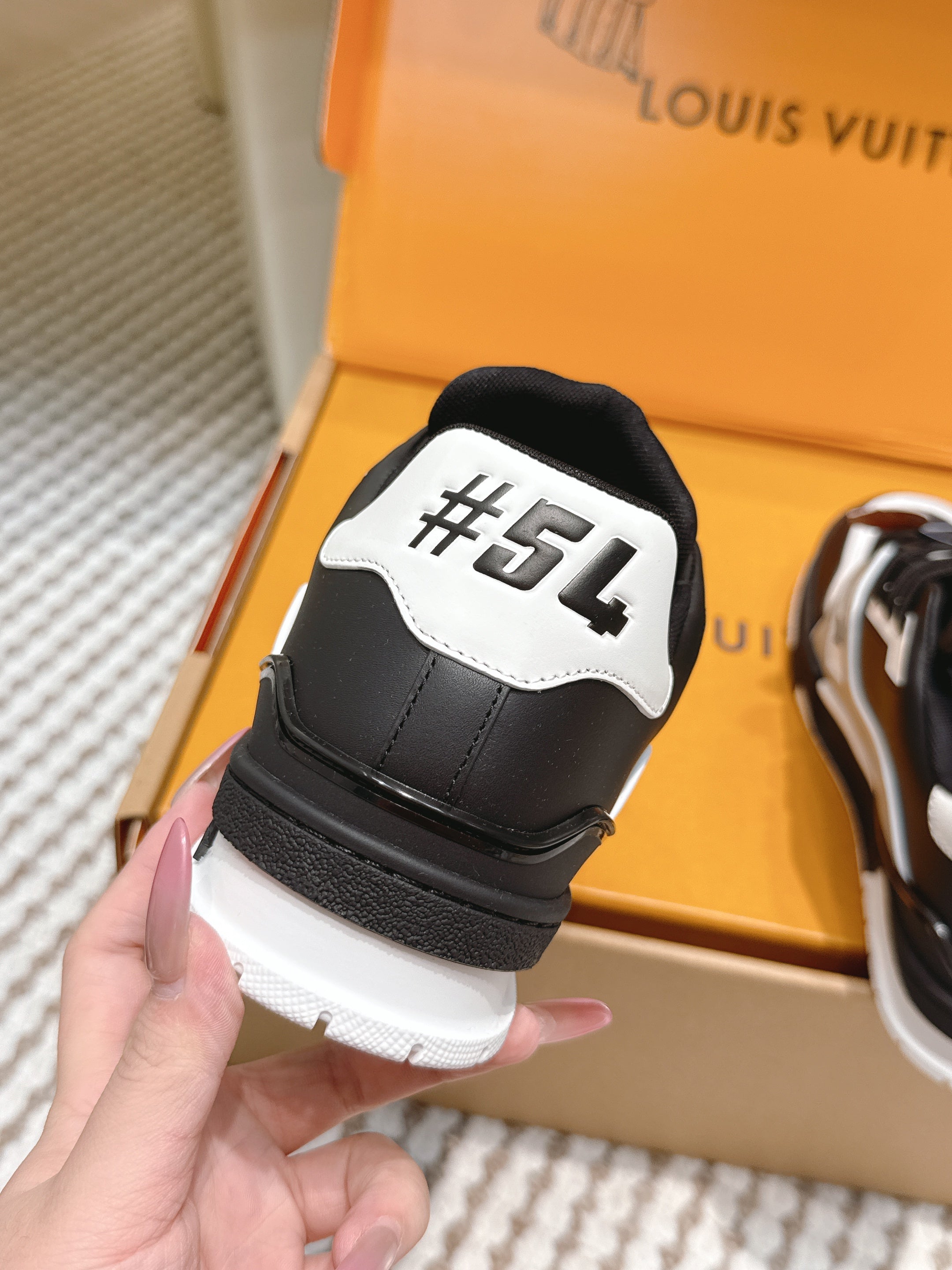 LV 26ss Trainer Sneakers Black White Cowhide 657925
