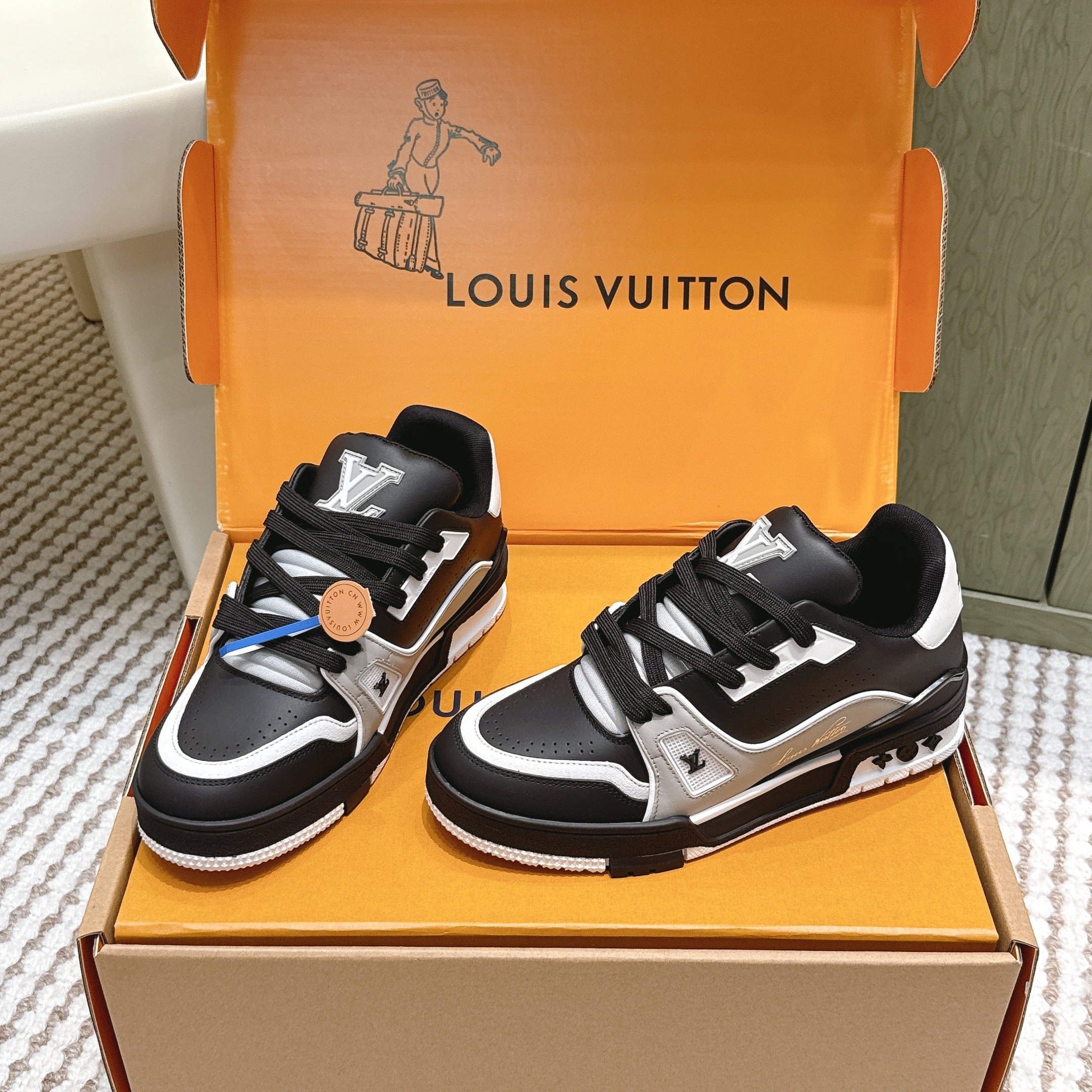 LV 26ss Trainer Sneakers Black White Cowhide 657925