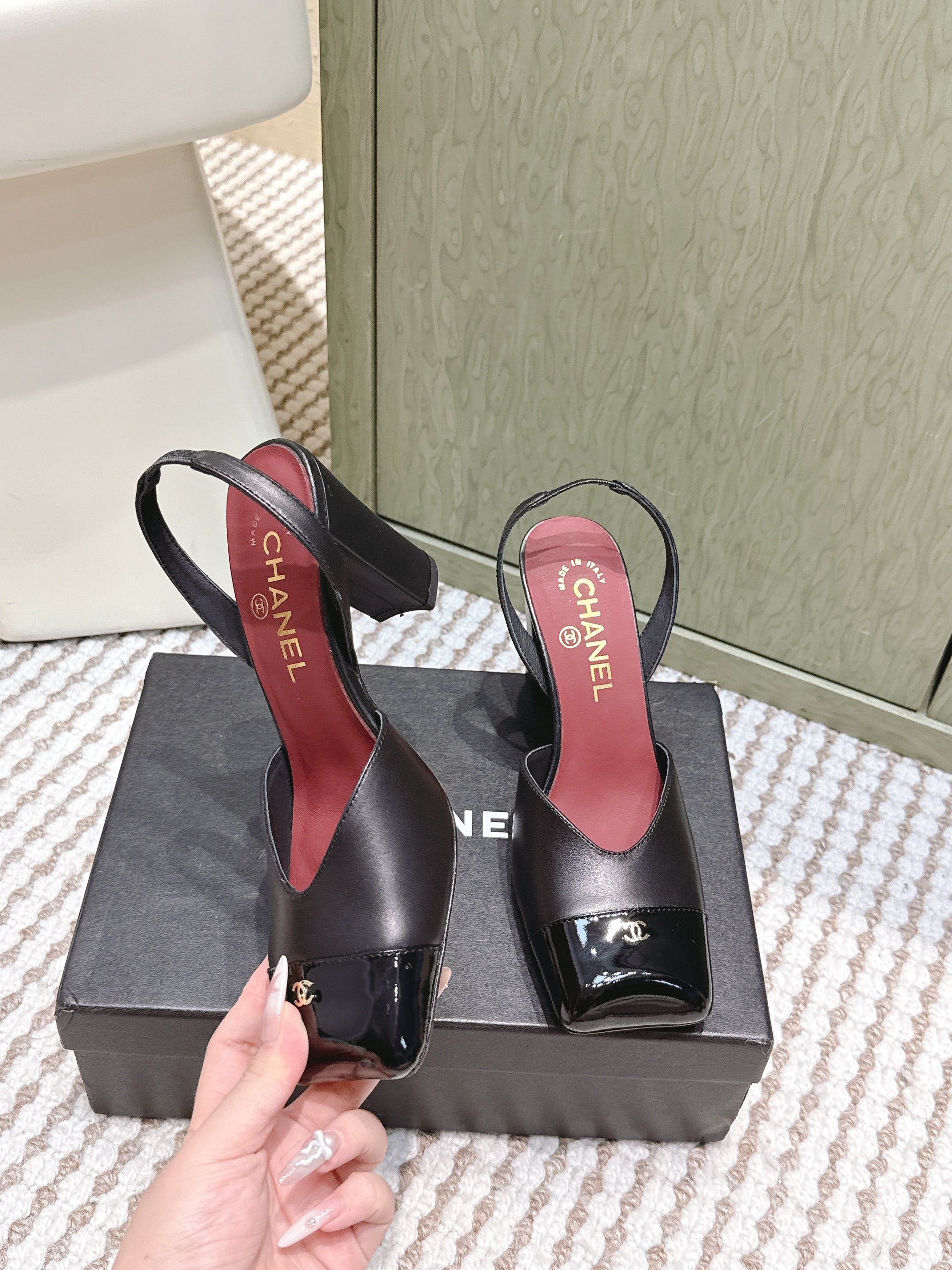 CC 26s Mary Jane Sandals 90 Black Patent Leather  Sheepskin 653546