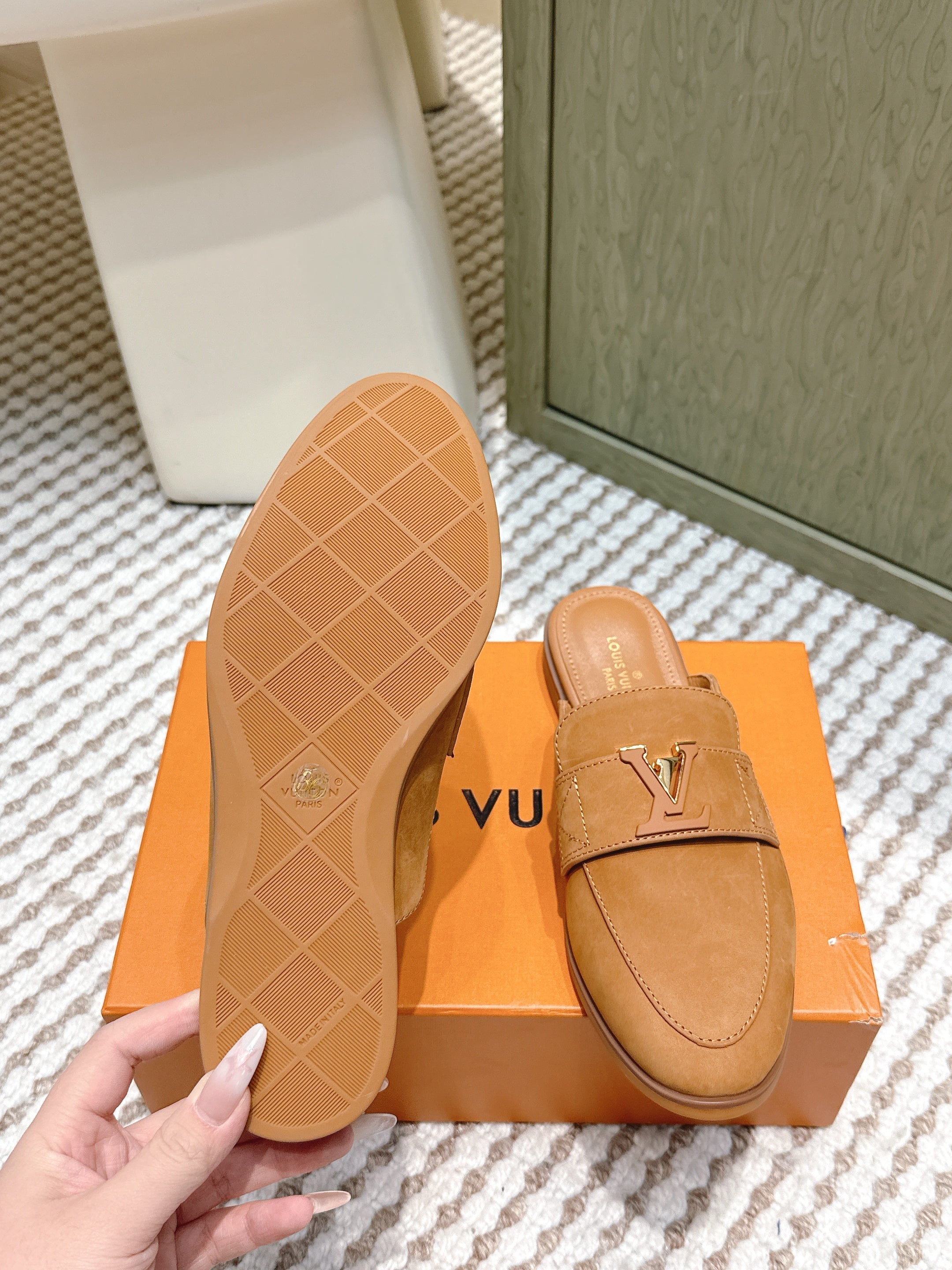 LV 26ss Mule Camel Brown Suede 657809