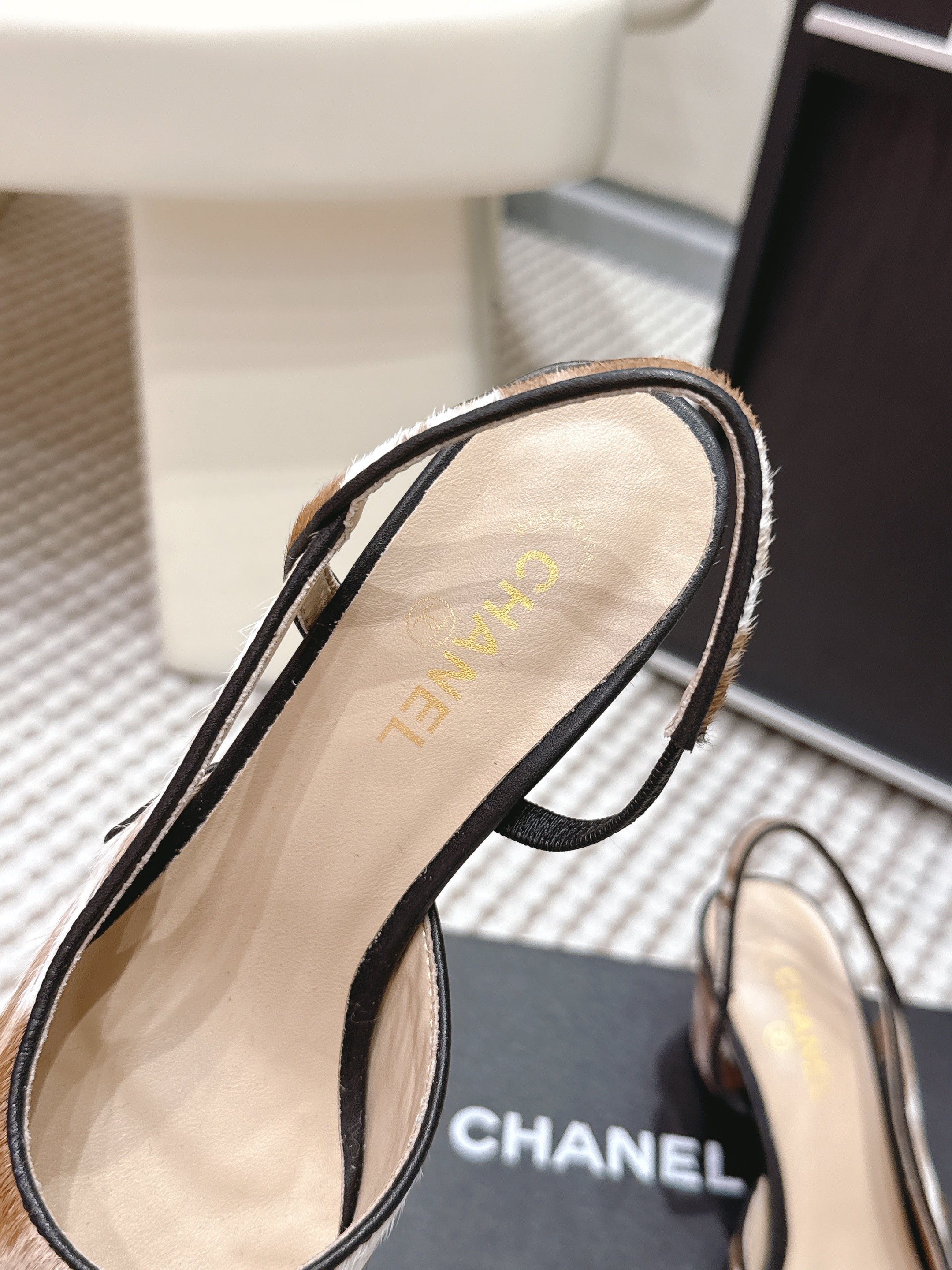 CC 26s Slingback 65 Beige White Leopard Leather 652655