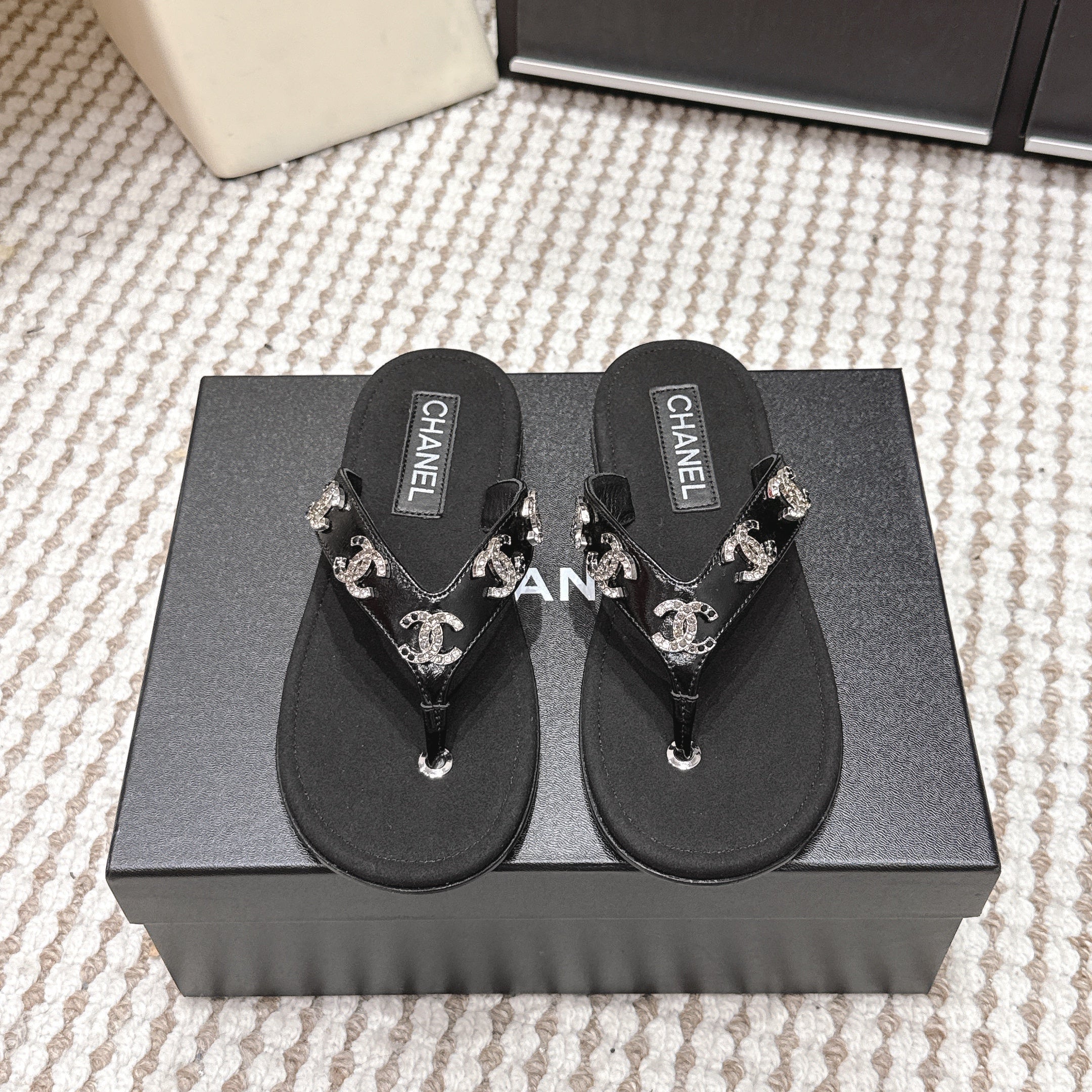 CC 26s Thong Sandals Black Suede Sheepskin Sliver Charm 632357