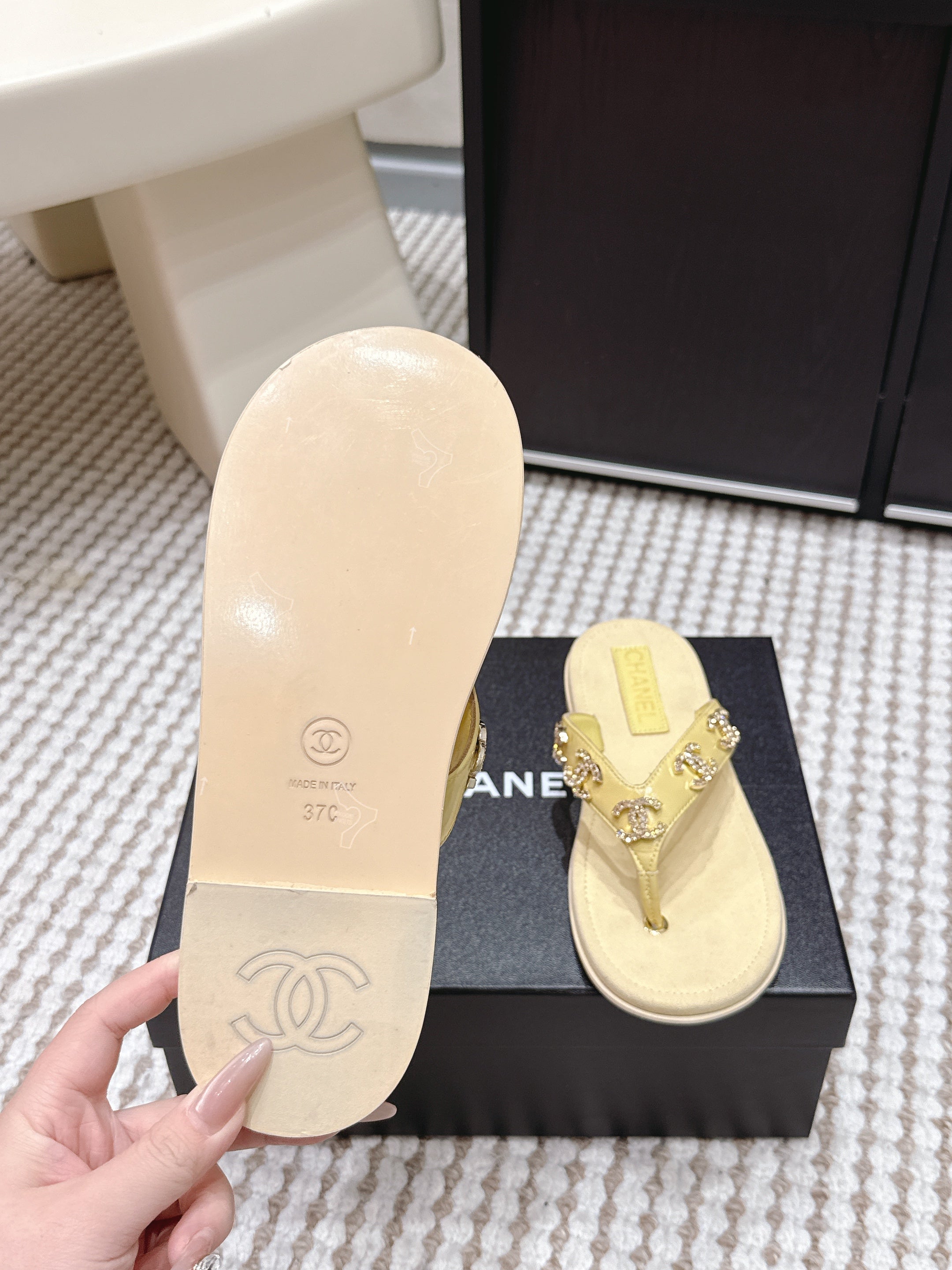 CC 26s Thong Sandals Yellow Suede Sheepskin Gold Charm 632360