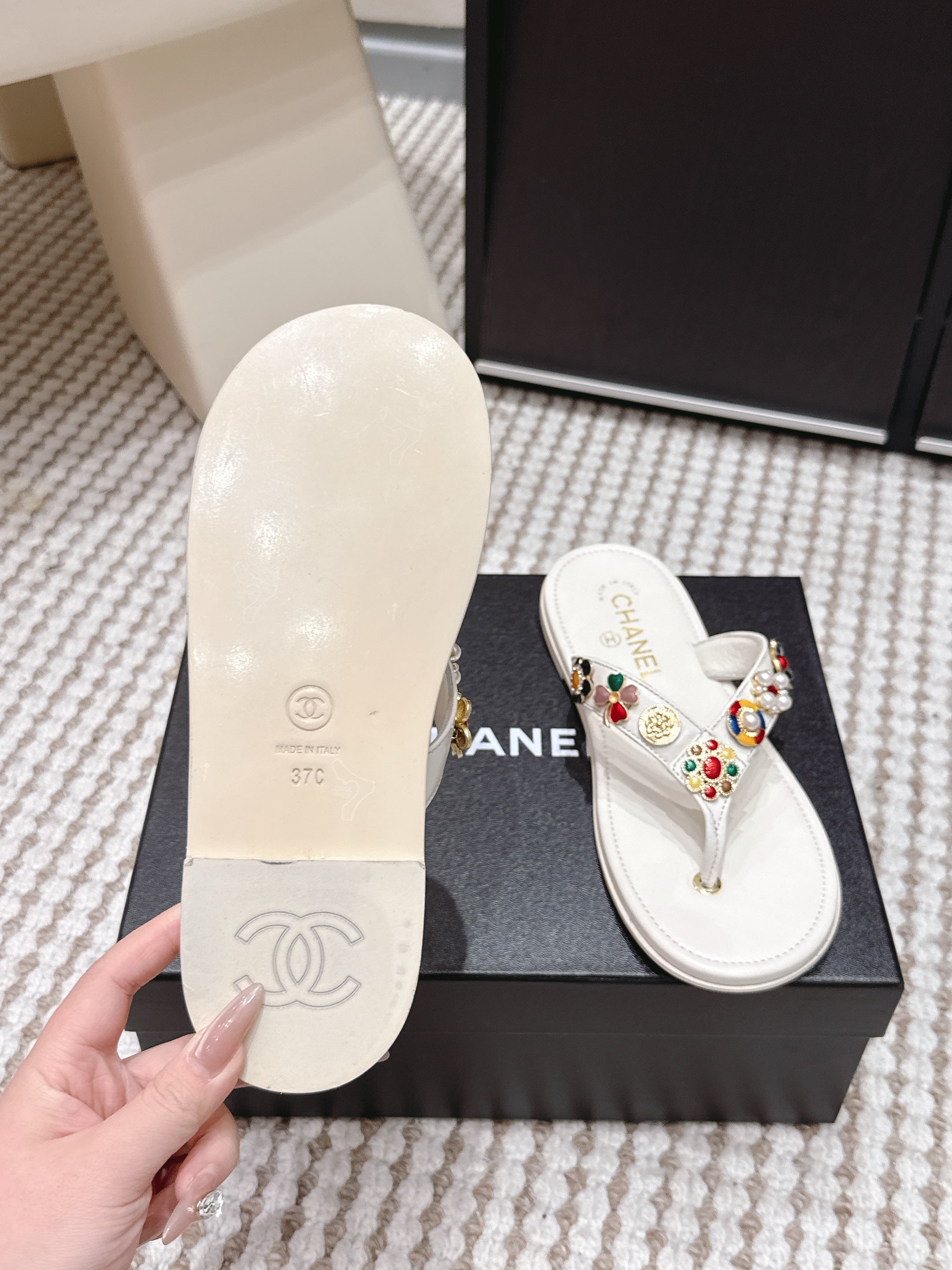 CC 26s Thong Sandals White Sheepskin Multicolor Charm 632363