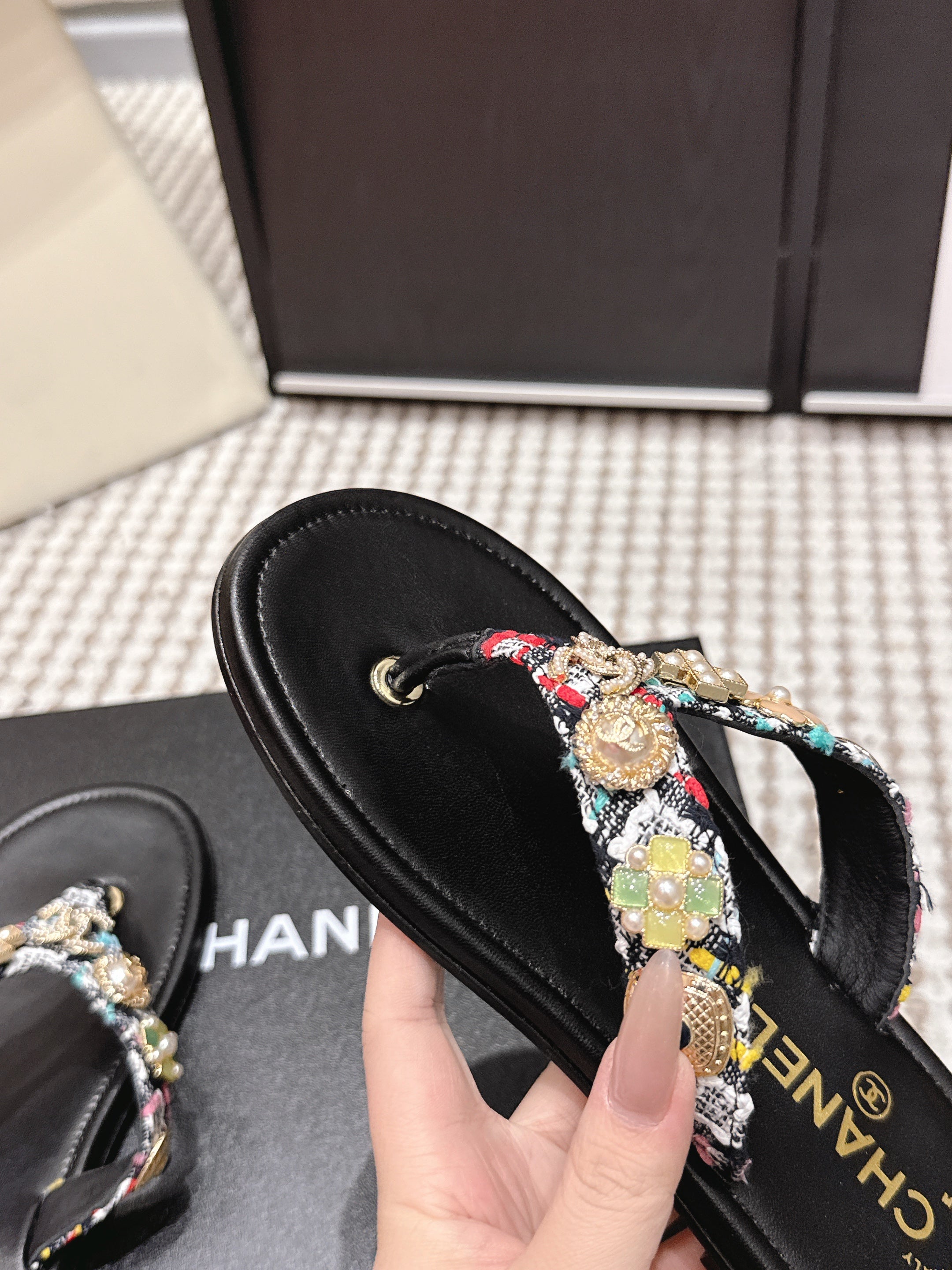 CC 26s Thong Sandals Black Sheepskin Multicolor Charm 632366