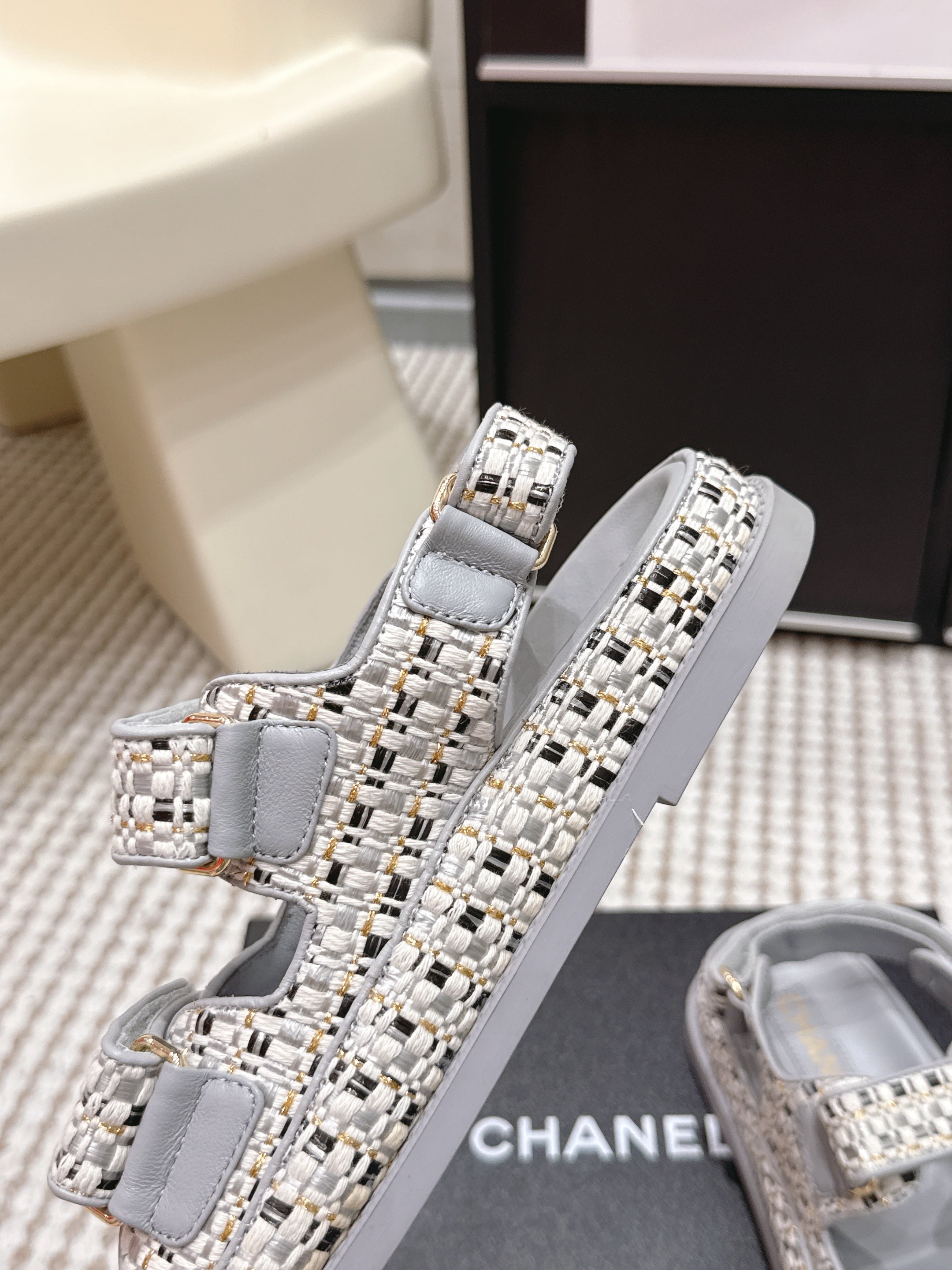 CC 26s Sandals Gray White Beige Leather 632403