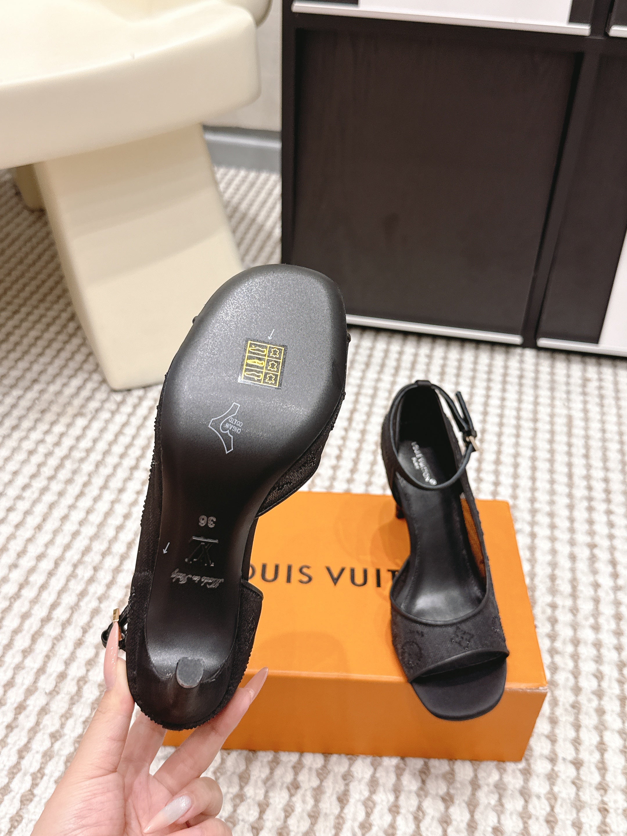 LV 26ss Peep-Toe Sandals 85 Black Mesh 663222