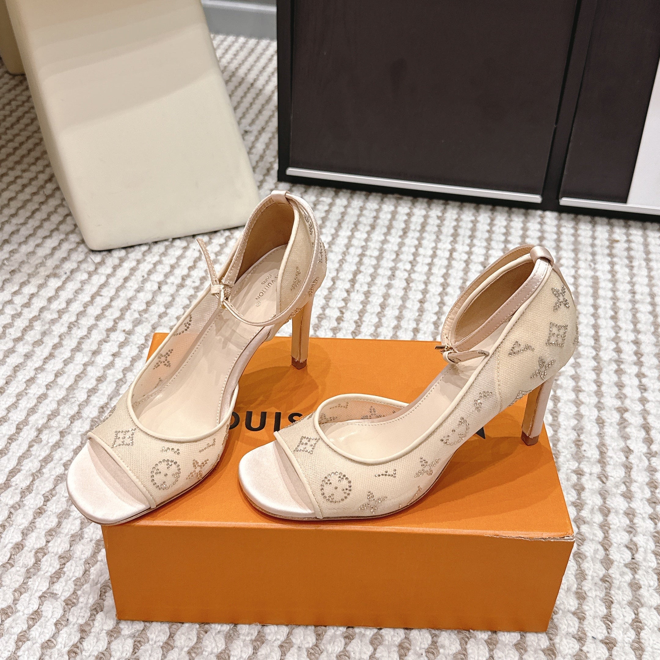 LV 26ss Peep-Toe Sandals 85 Beige Mesh 663224