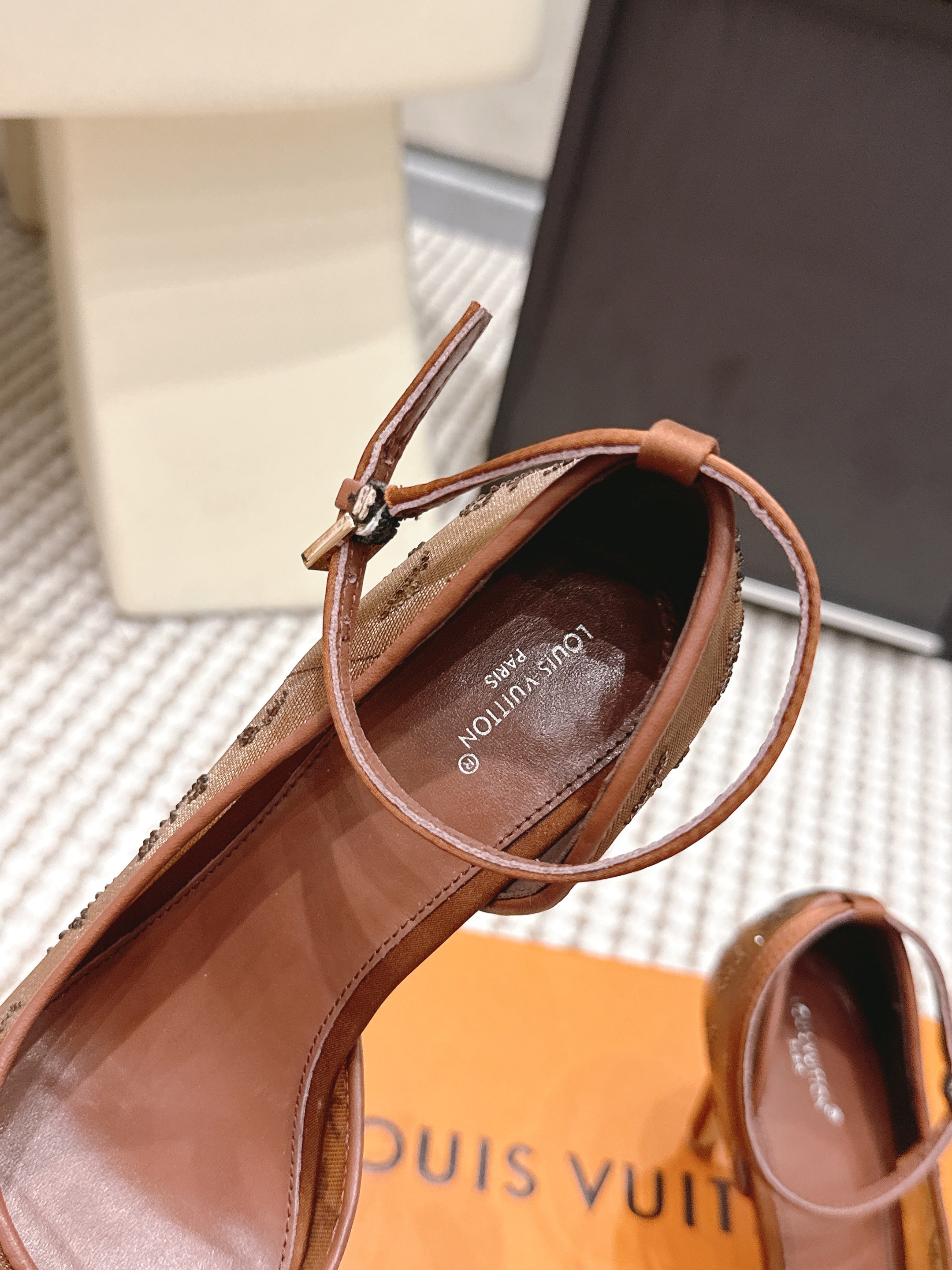 LV 26ss Peep-Toe Sandals 85 Brown Mesh 663225