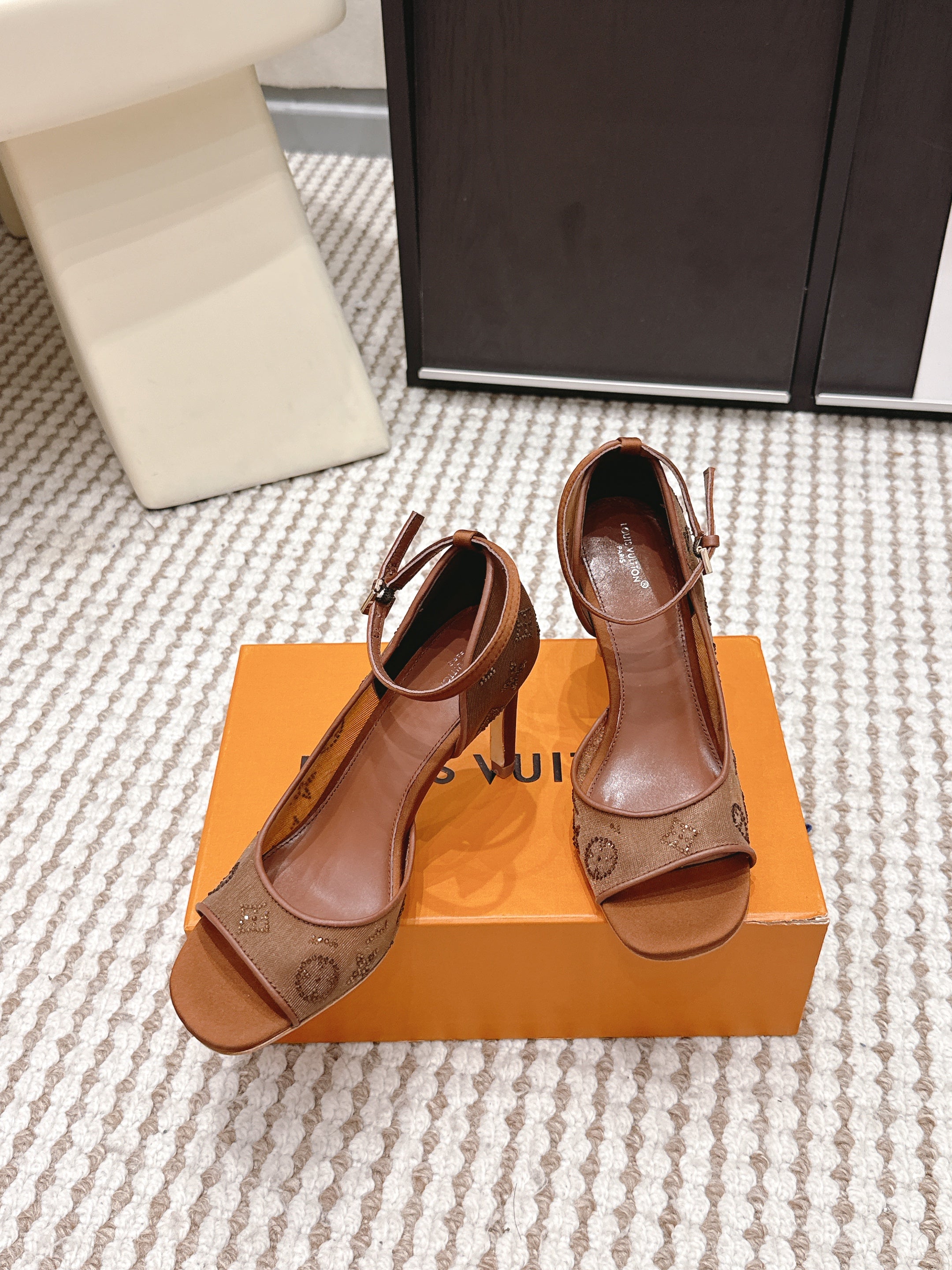 LV 26ss Peep-Toe Sandals 85 Brown Mesh 663225