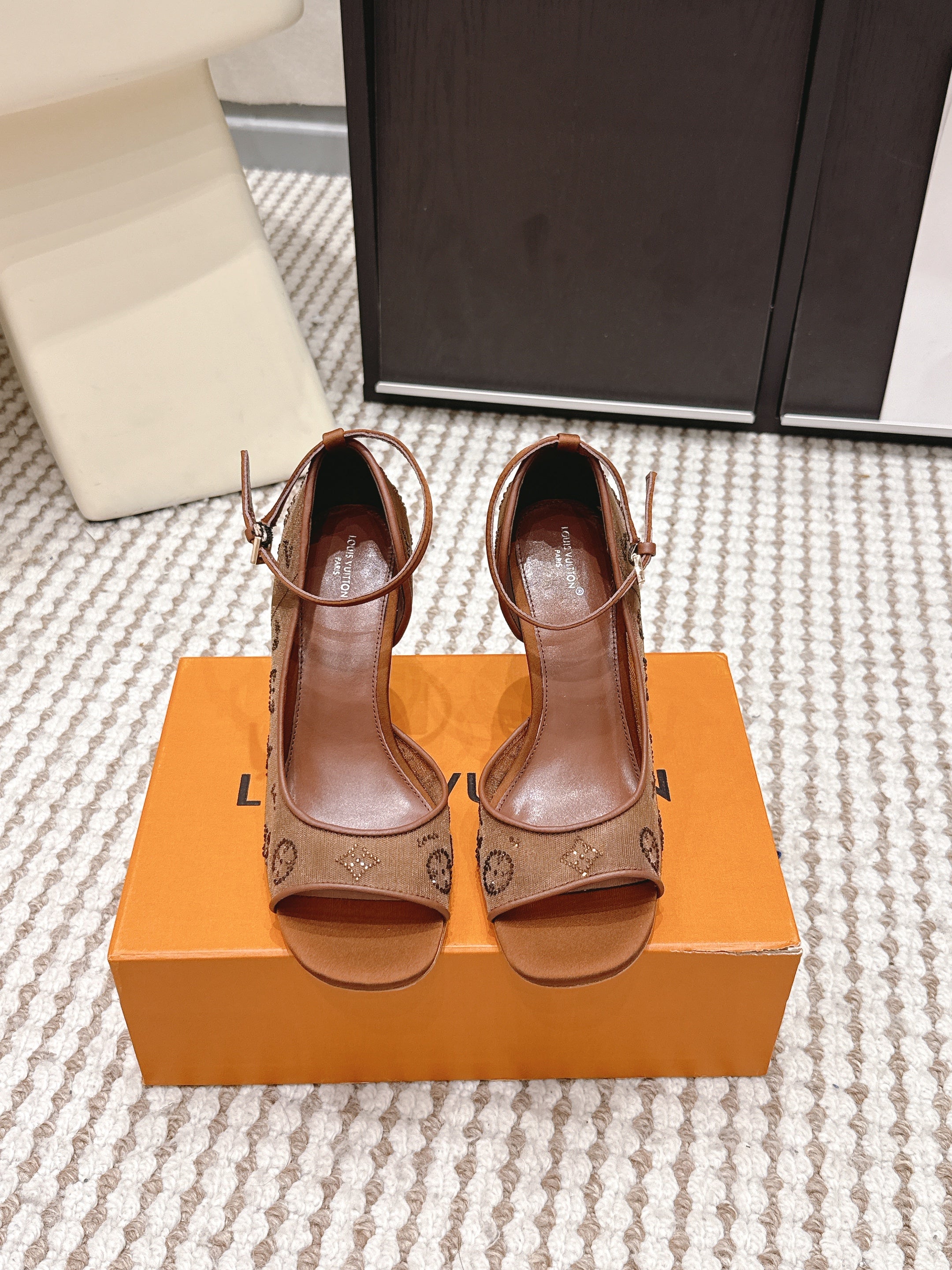 LV 26ss Peep-Toe Sandals 85 Brown Mesh 663225