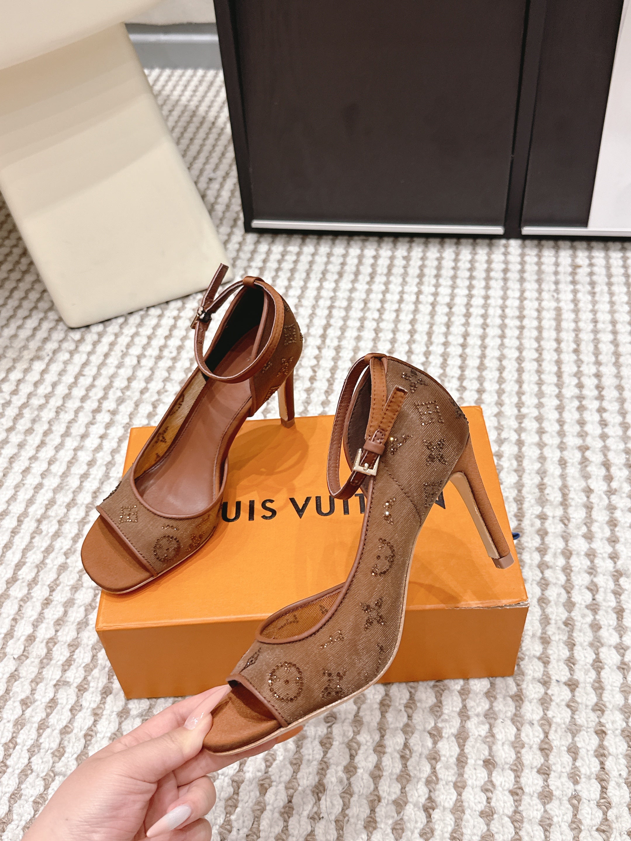 LV 26ss Peep-Toe Sandals 85 Brown Mesh 663225