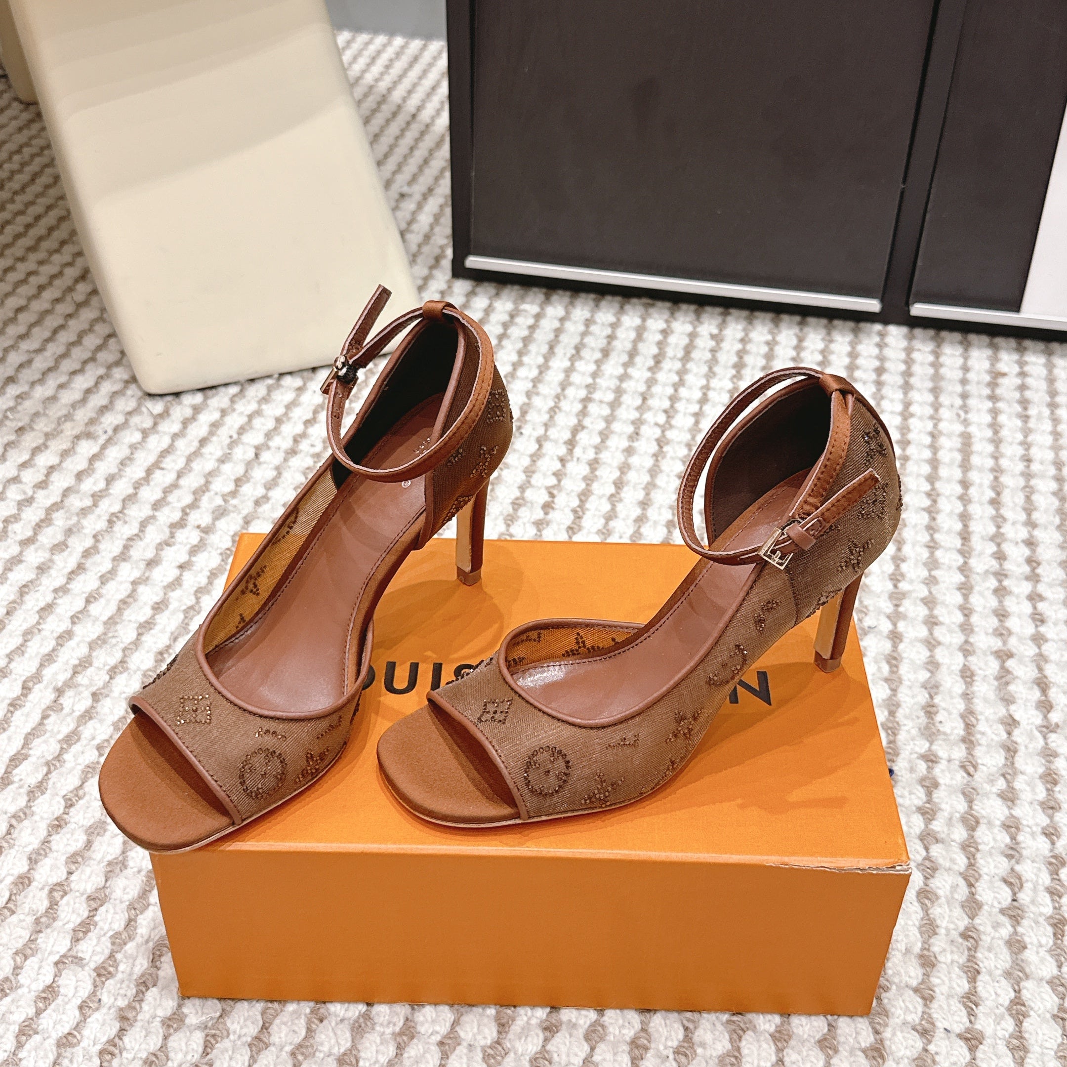 LV 26ss Peep-Toe Sandals 85 Brown Mesh 663225