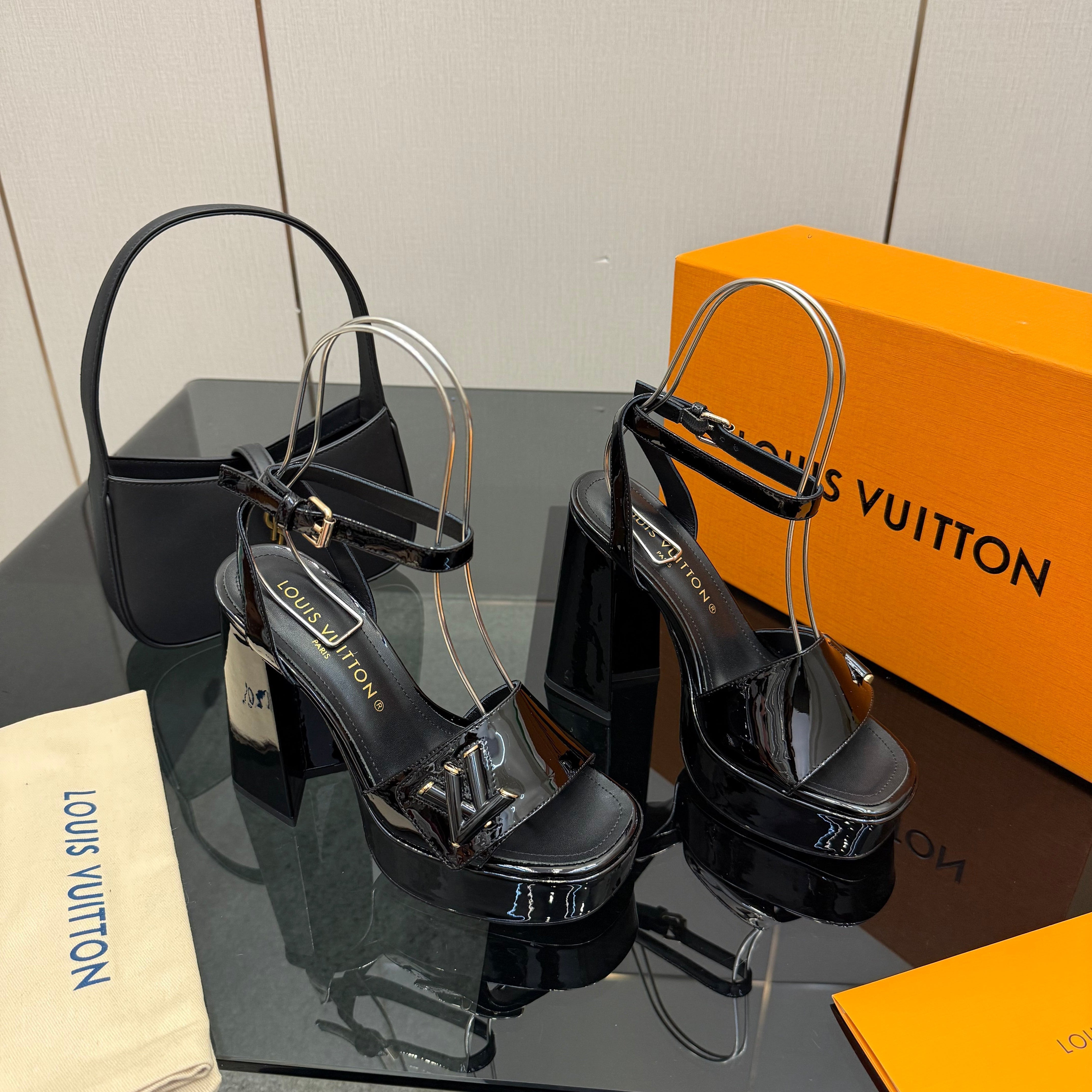 LV 26ss Platform Sandals 110 Black Patent Leather 629616