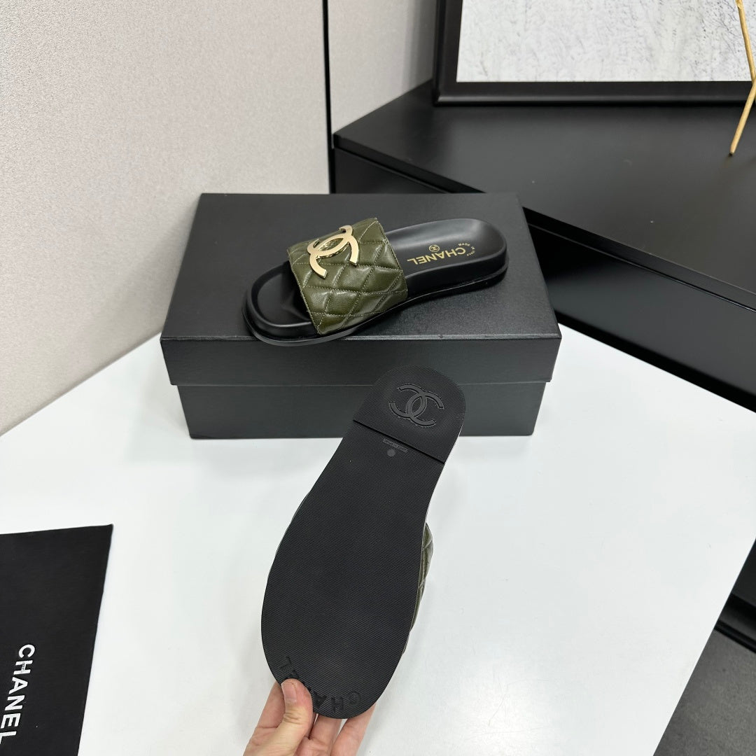 Chanel 2026 Double-C Gold Flat Slippers Cowhide Sheepskin 822822