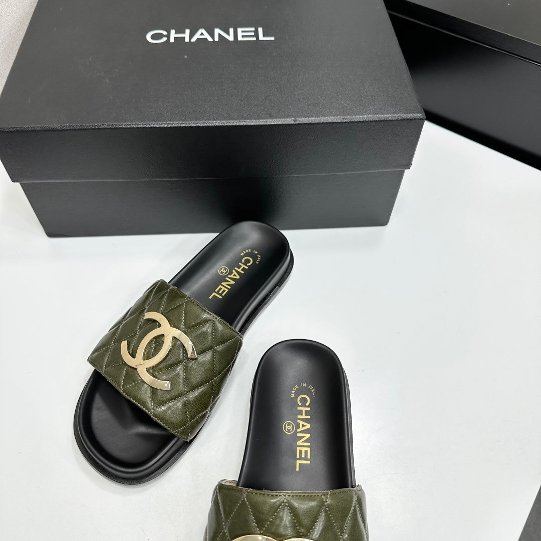 Chanel 2026 Double-C Gold Flat Slippers Cowhide Sheepskin 822822