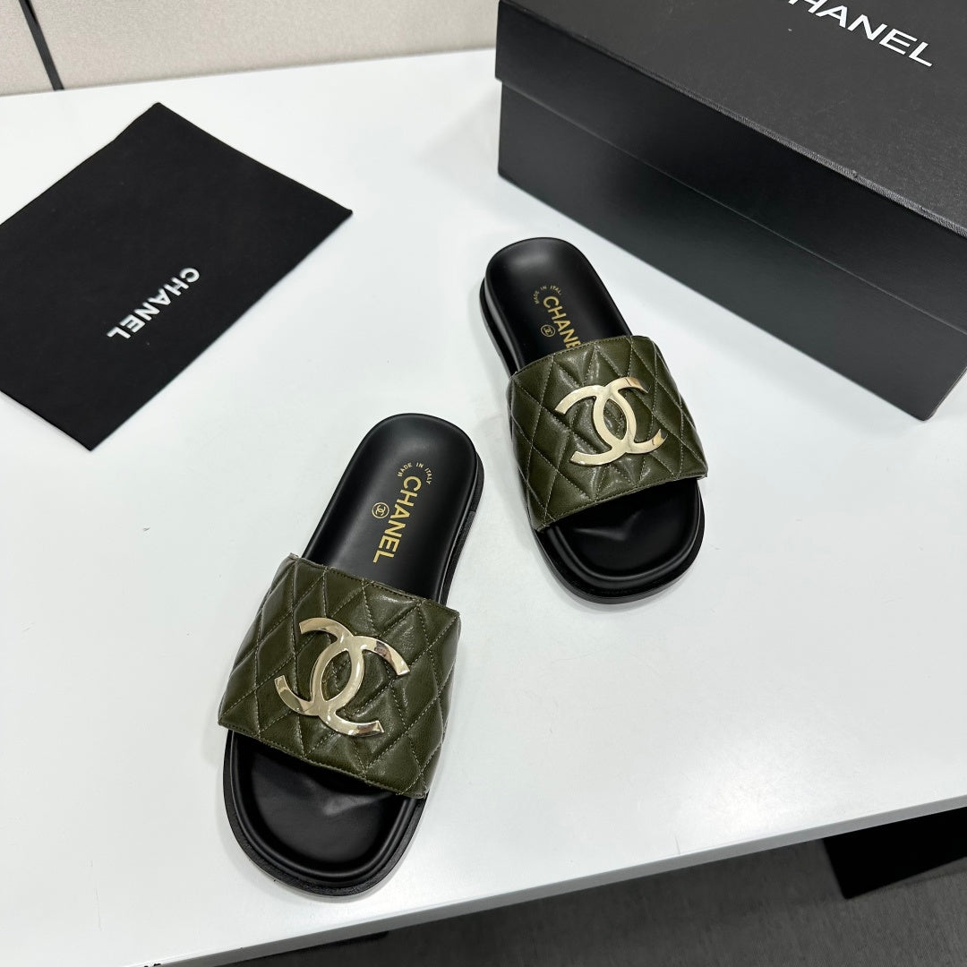 Chanel 2026 Double-C Gold Flat Slippers Cowhide Sheepskin 822822