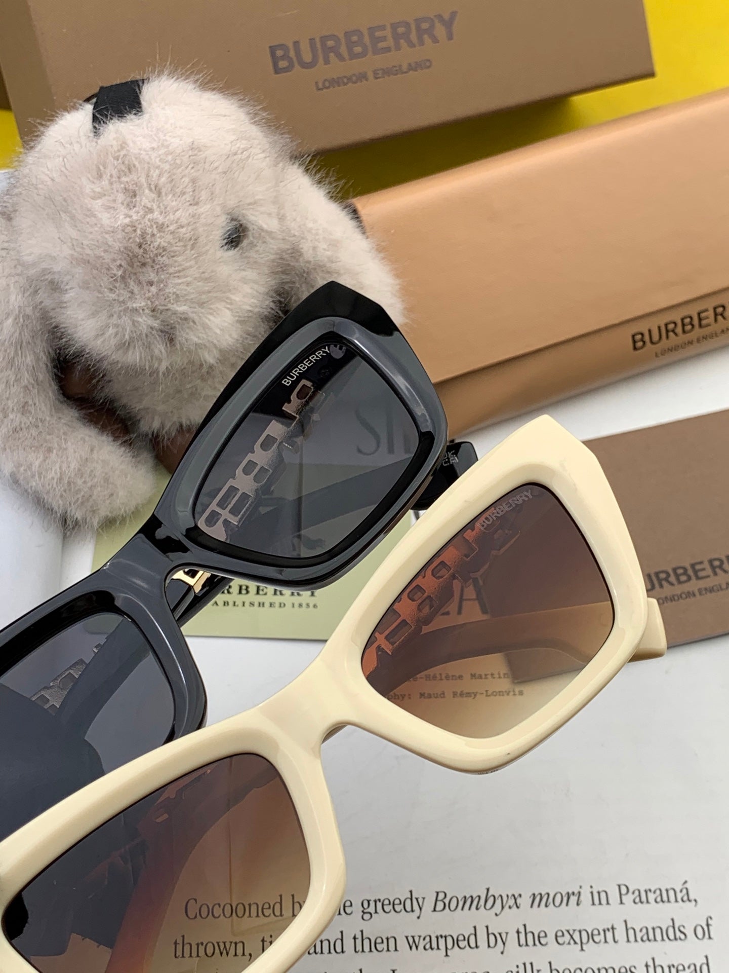 Burberry Sunglasses 559695
