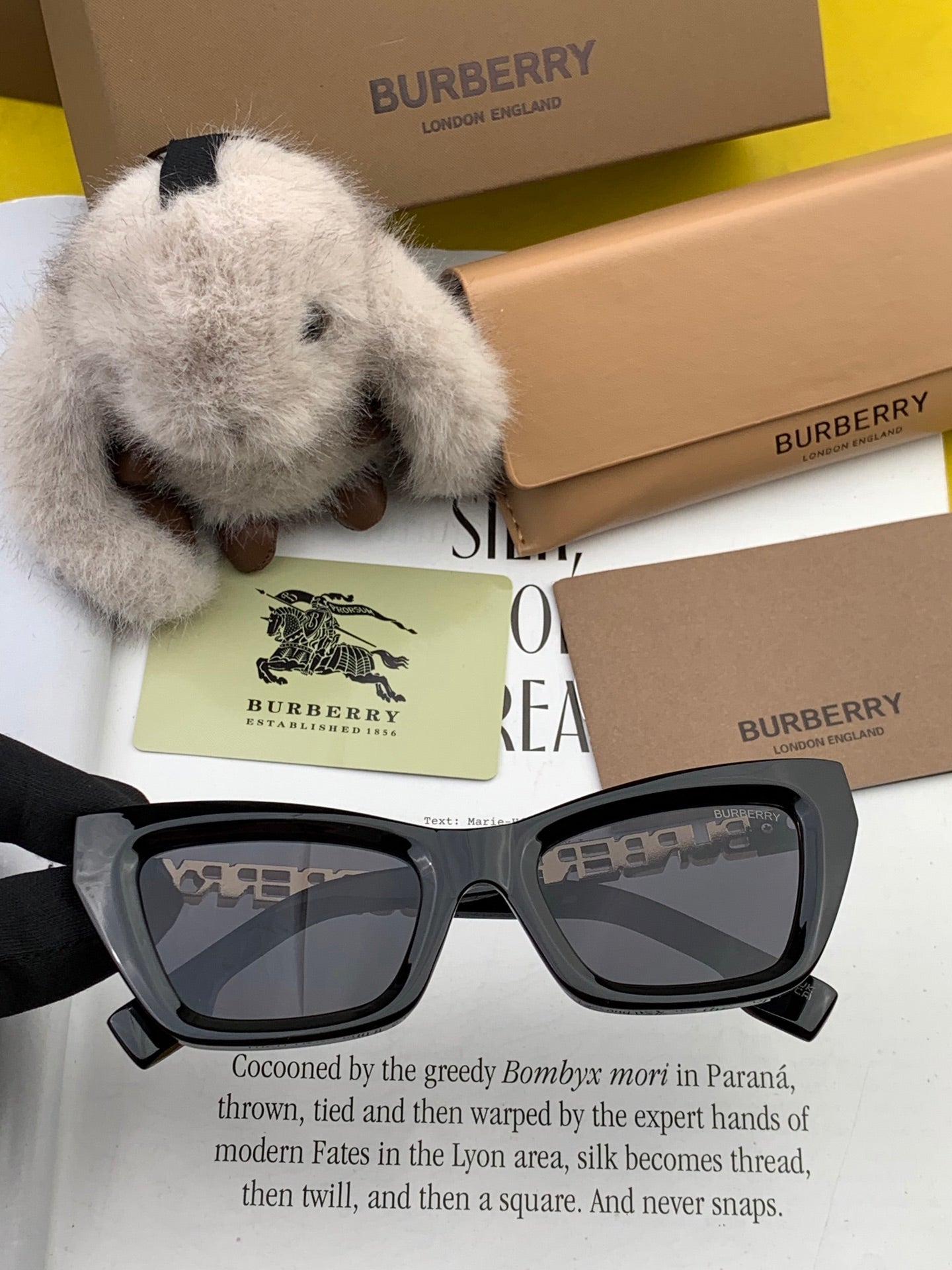 Burberry Sunglasses 559695