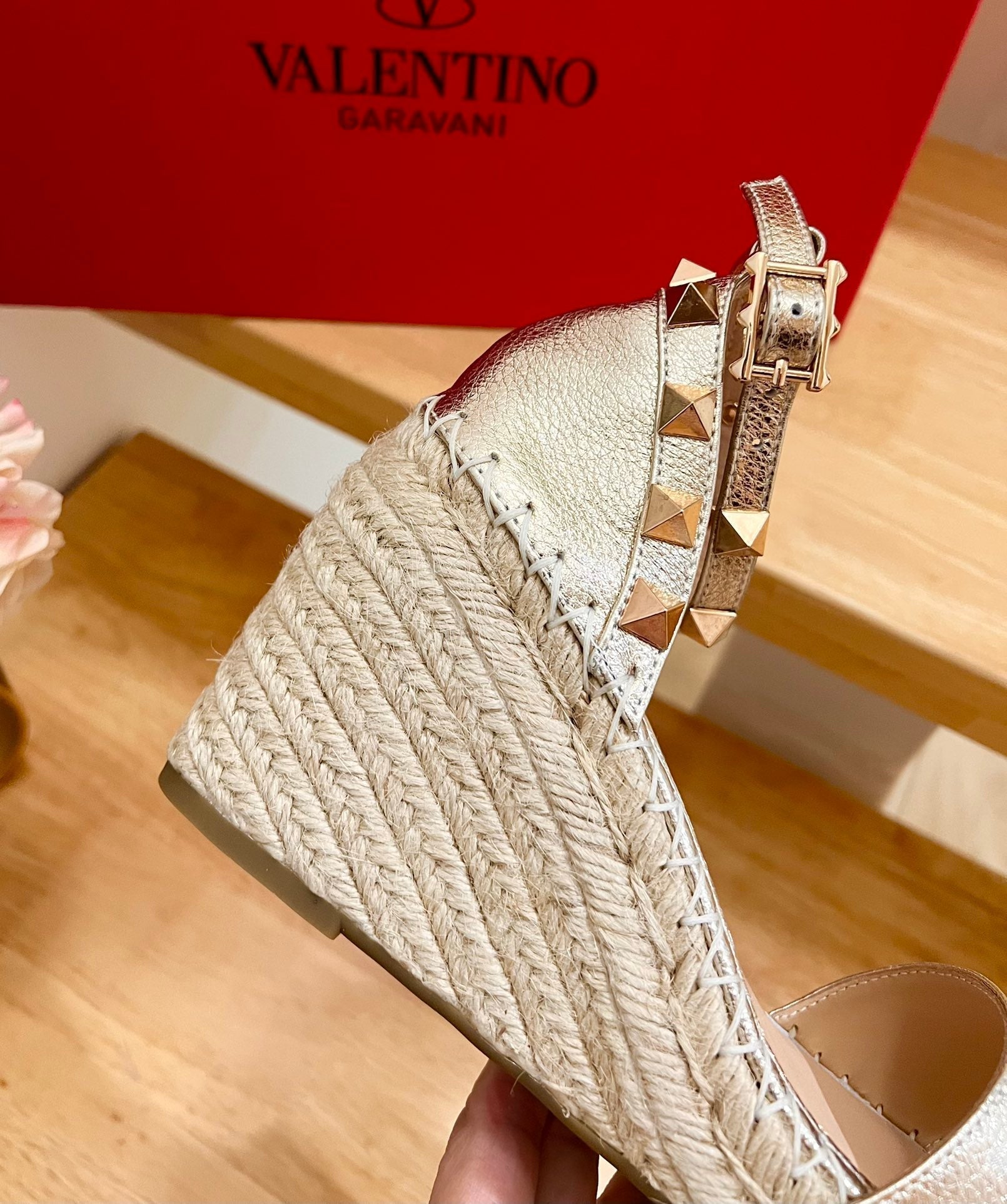 Double Rockstud Grainy Calfskin Wedge Sandal In Light Yellow Metallic Cowhide And Raffia 852839