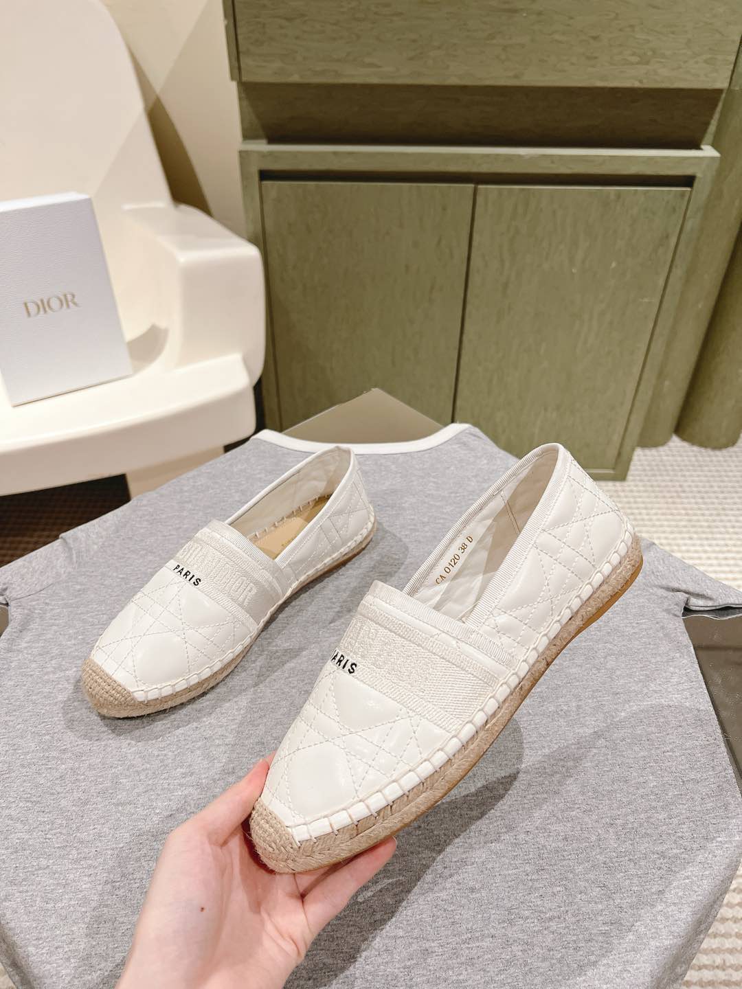 CD 26s Loafers Embroidery White Cowhide 653264