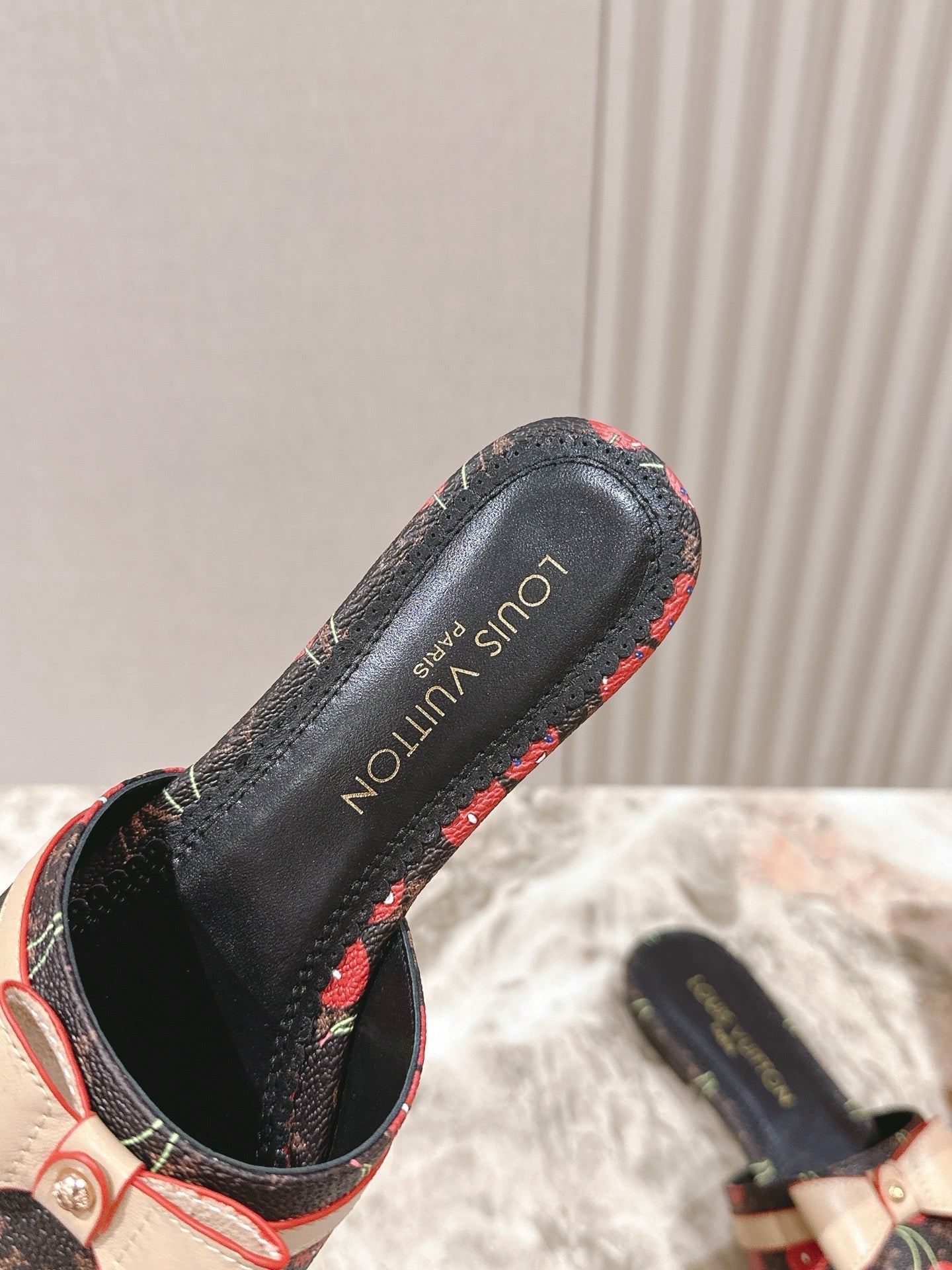 LV 26ss Slippers Black Red Genuine Leather 656914