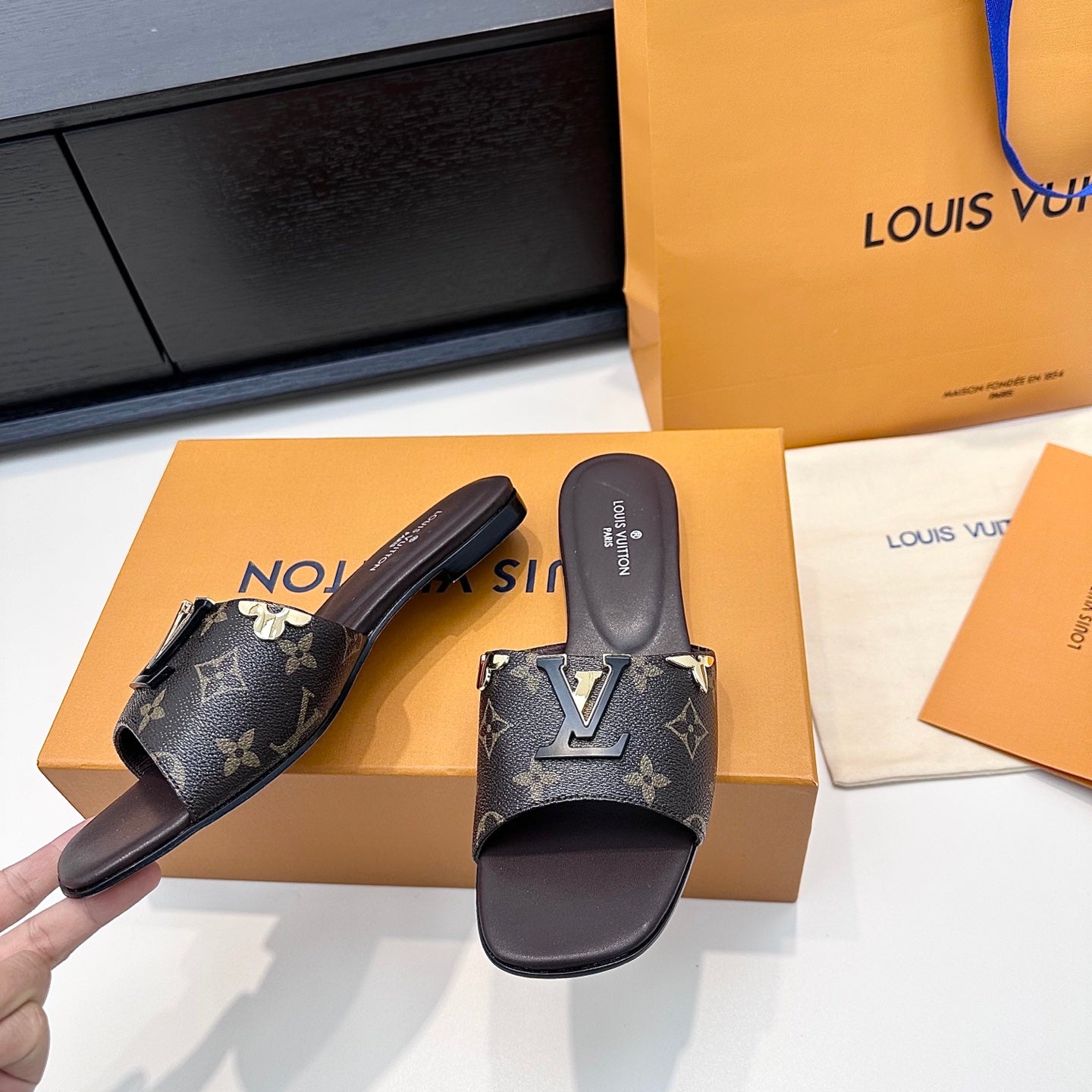 LV 26s V-Buck Sandals Dark Brown Calfskin 622391
