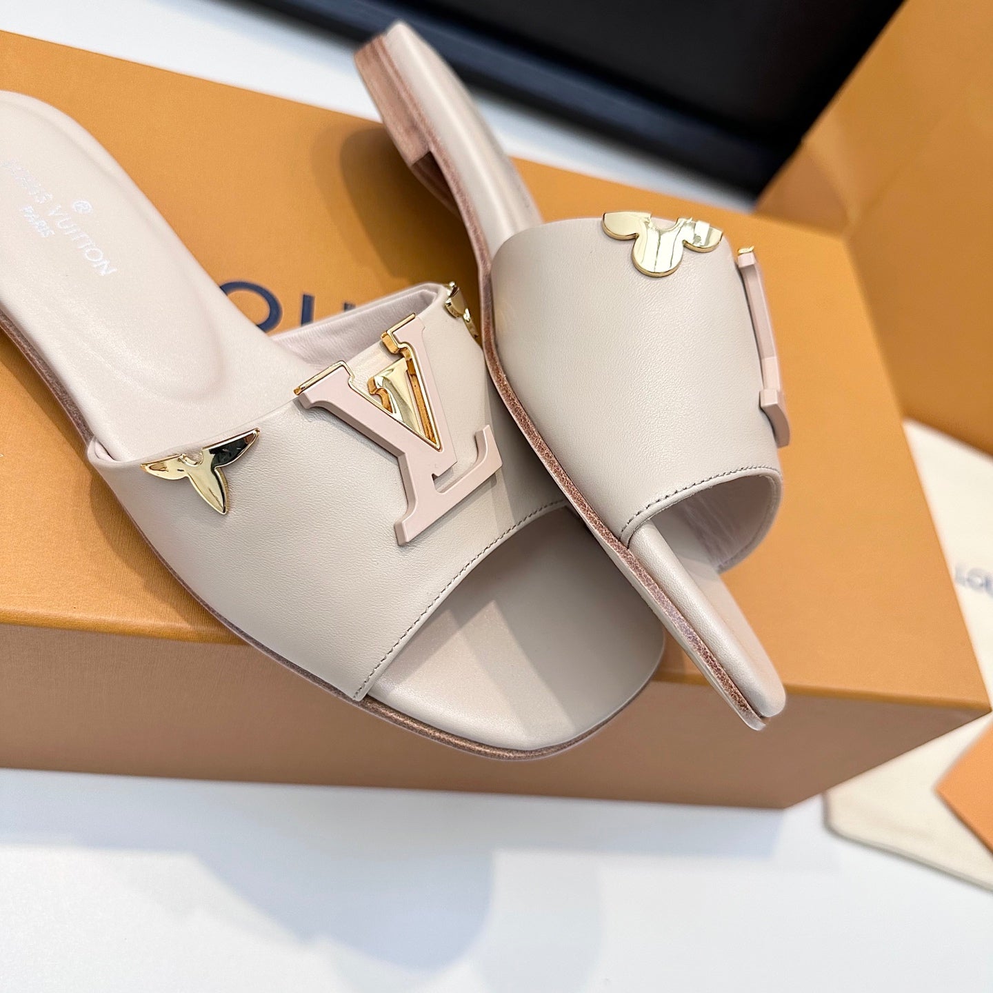 LV 26s V-Buck Sandals Light Beige Calfskin 622393