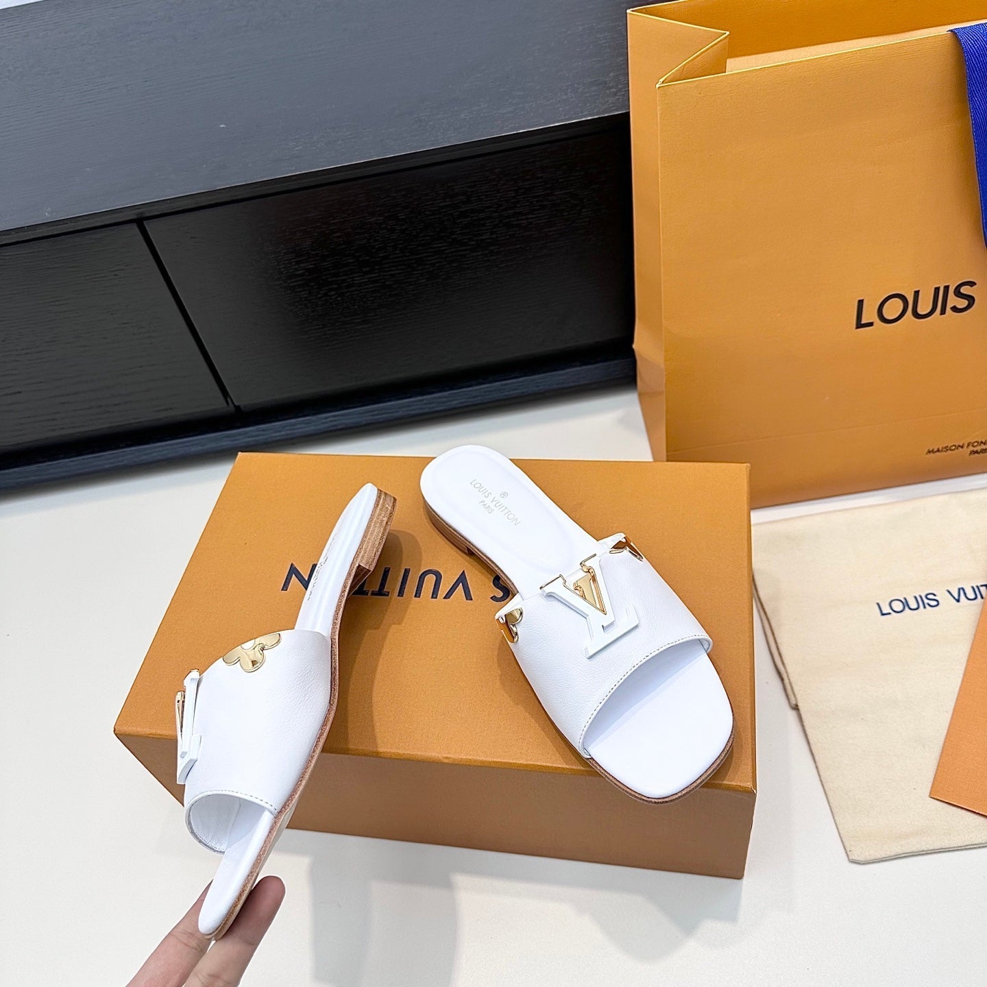LV 26s V-Buck Sandals White Calfskin 622397