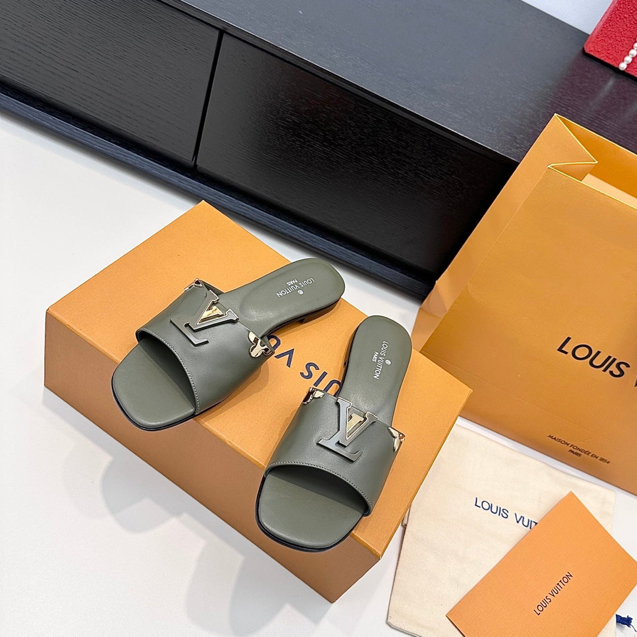 LV 26s V-Buck Sandals Moss Green Calfskin 622399