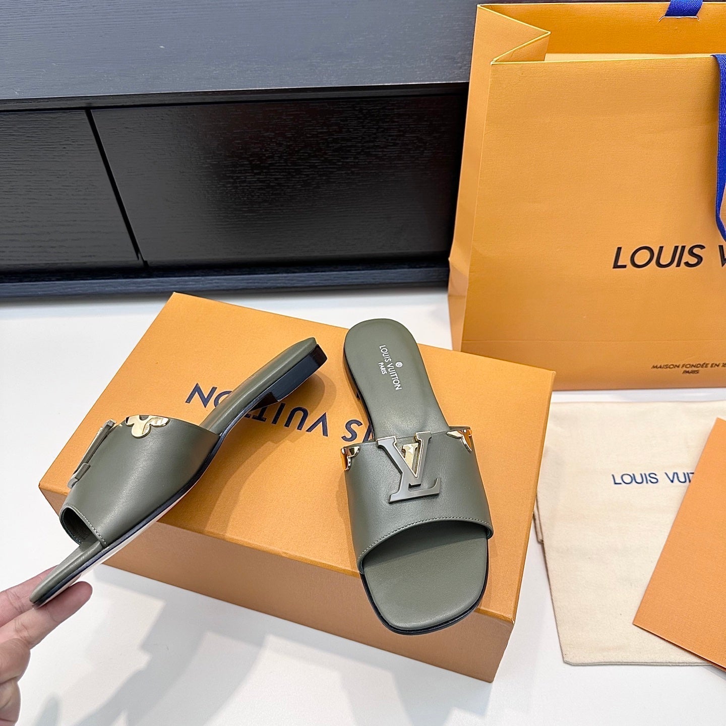 LV 26s V-Buck Sandals Moss Green Calfskin 622399