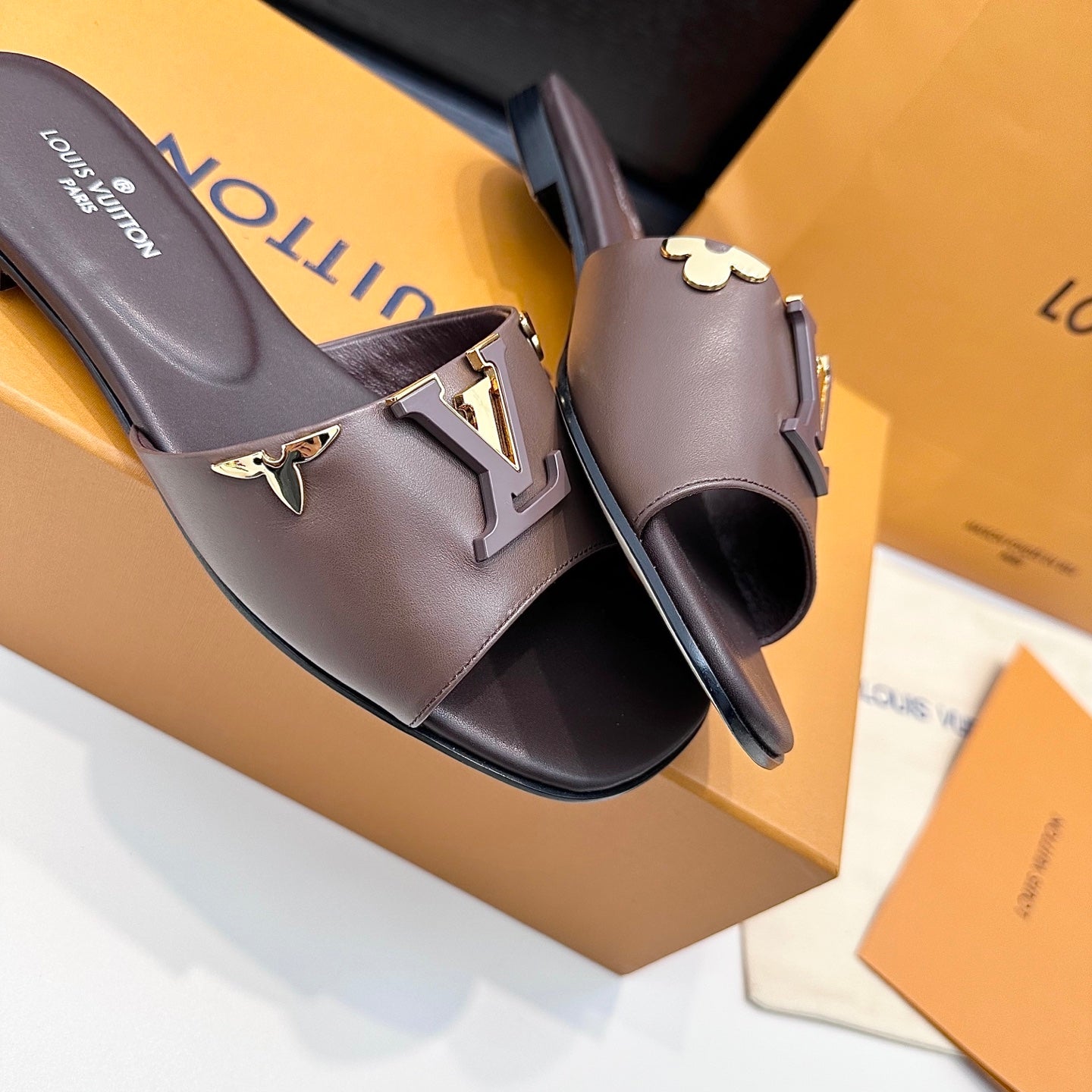 LV 26s V-Buck Sandals Chocolate Brown Calfskin 622403