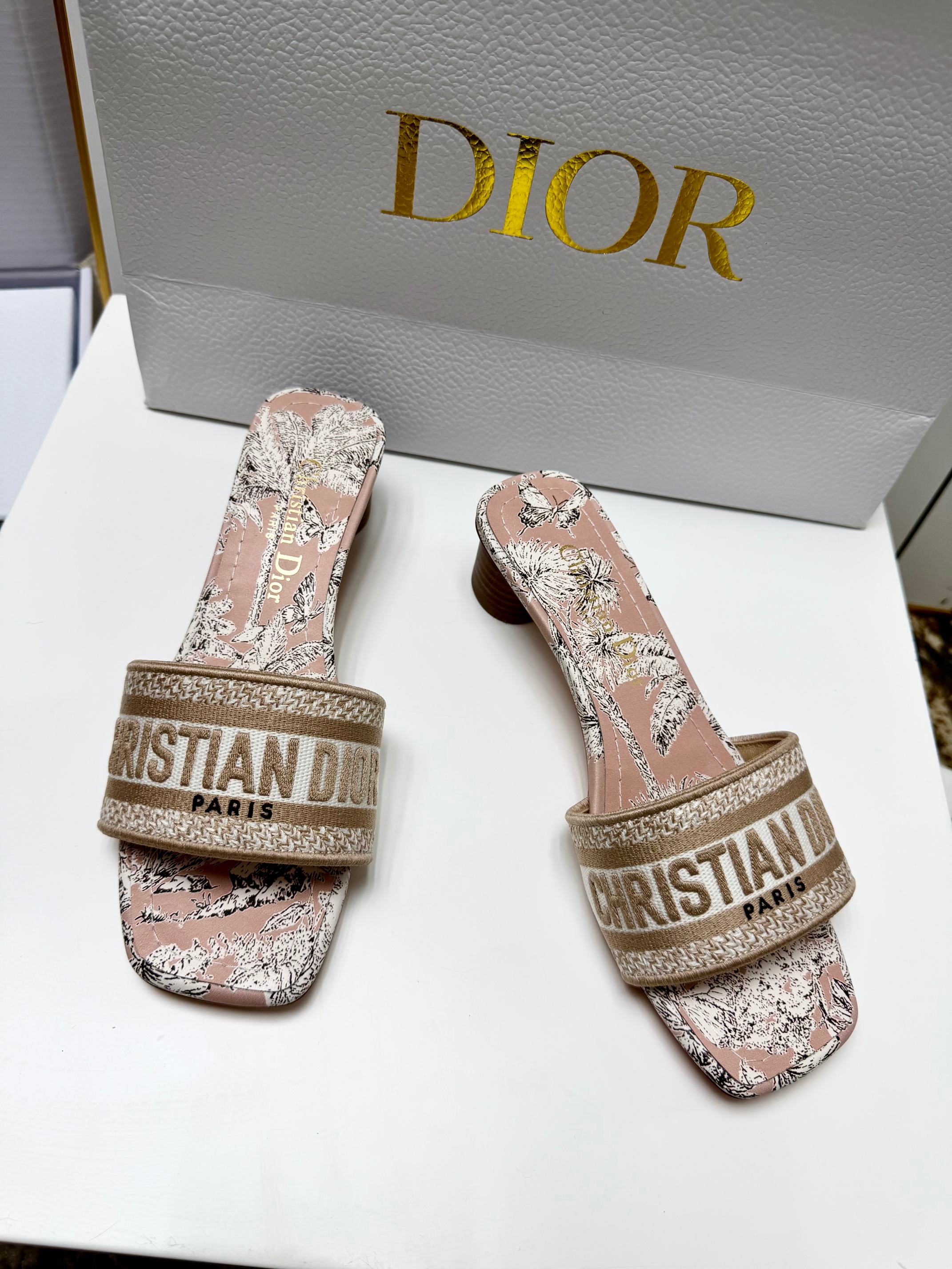 CD 26s Embroidered Sandals Pink Nude Gold Canvas Leather 683012