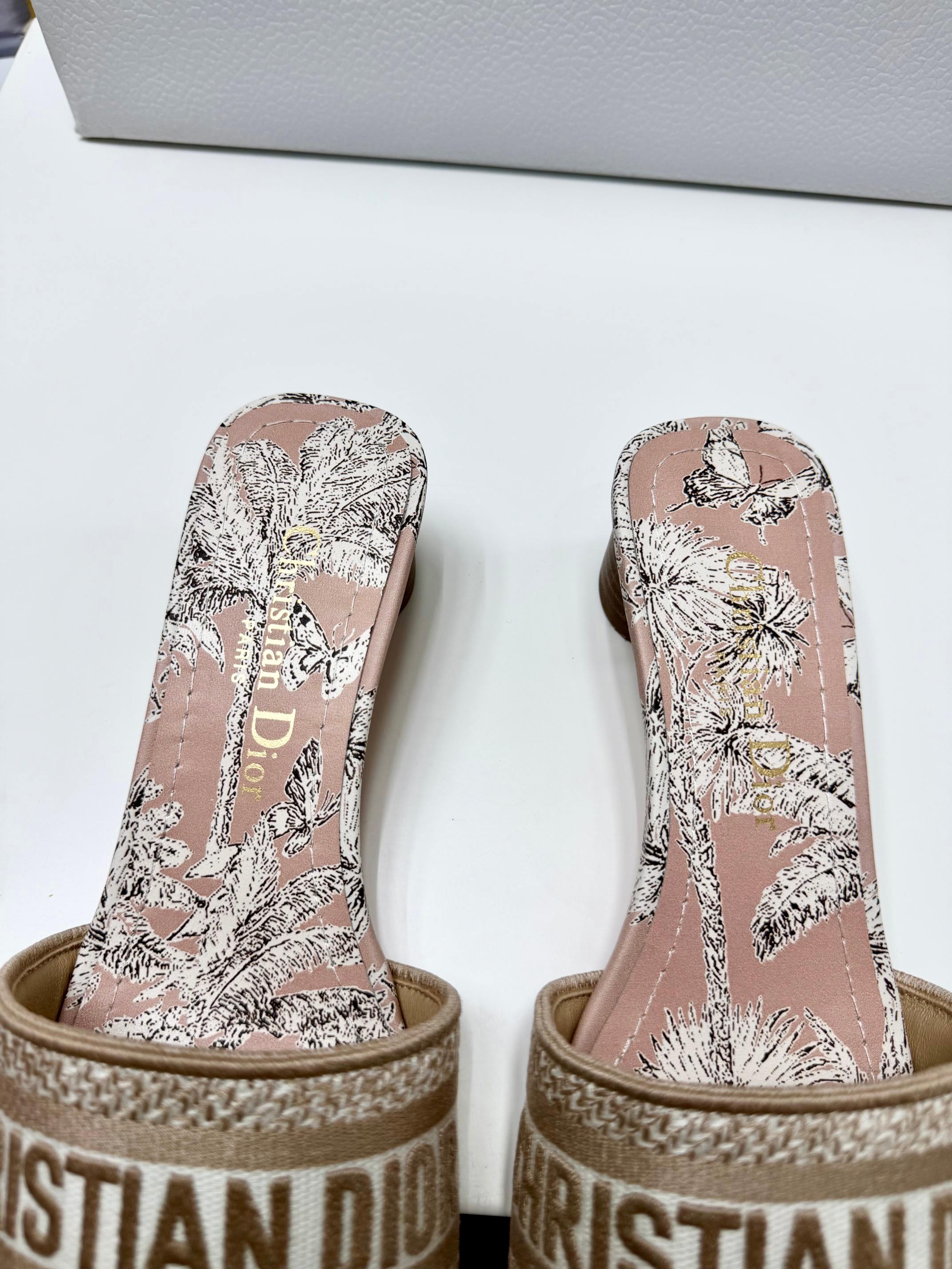 CD 26s Embroidered Sandals Pink Nude Gold Canvas Leather 683012