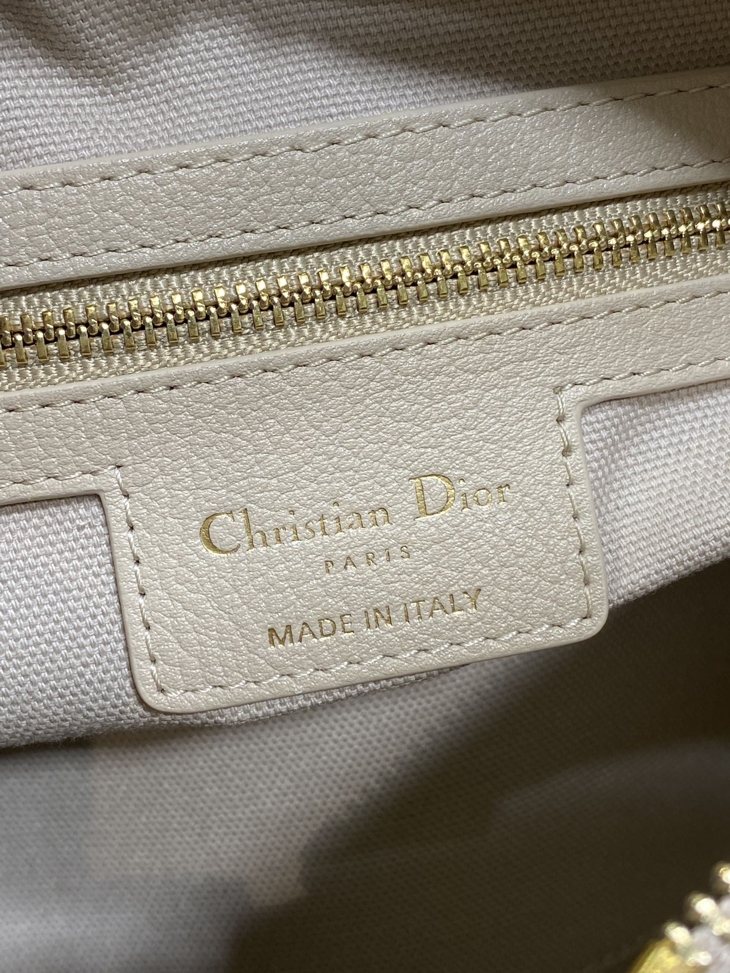 Dior 2025 Voyage Bag 23cm Powder Beige Grained Calfskin 267772