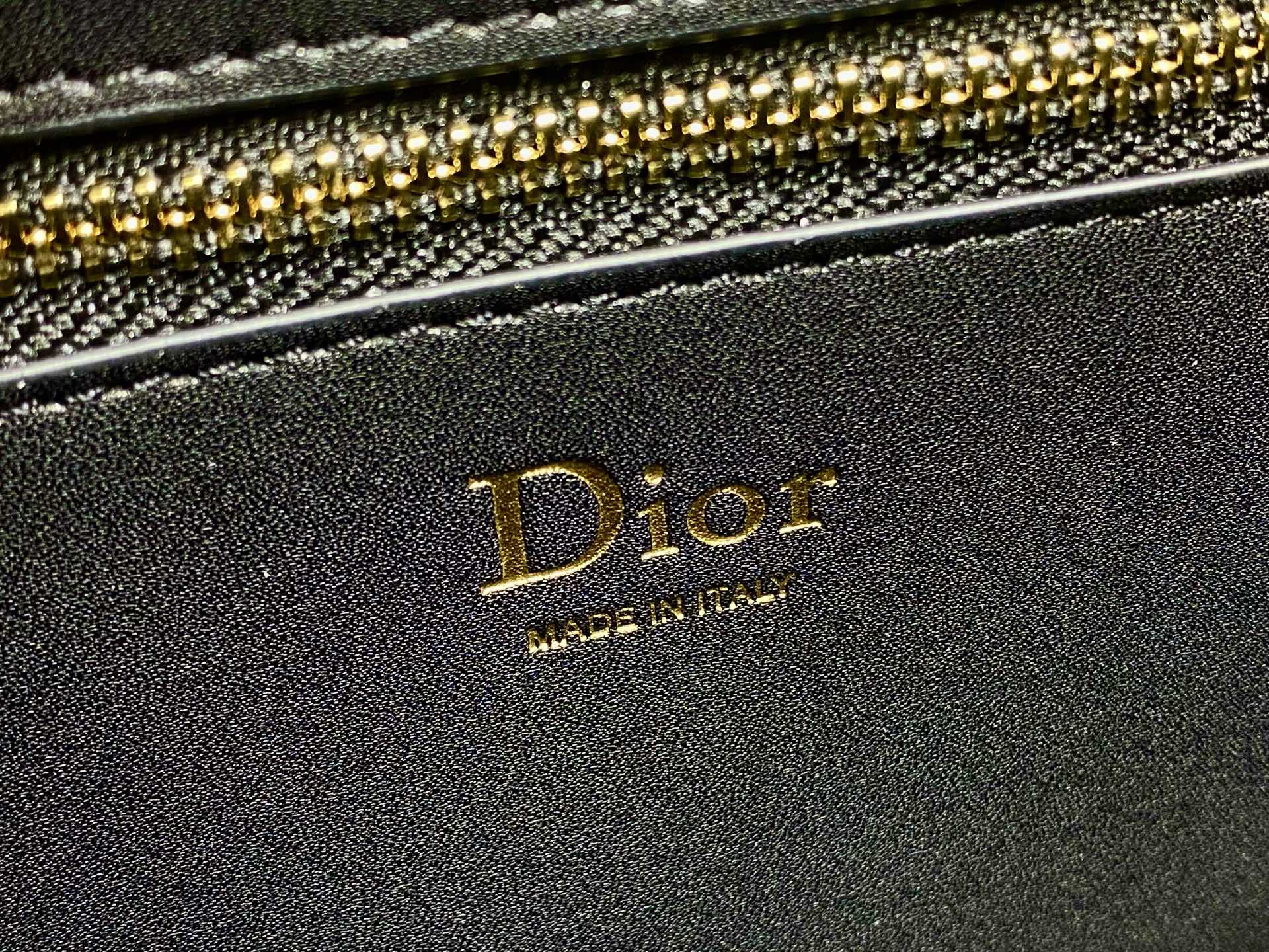 Dior 2026 Médaillon Flap Bag 23cm Grained Calfskin