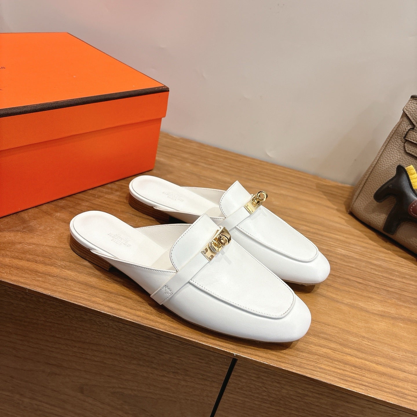 HM 26ss Mule White Calfskin Gold Buckle 638468