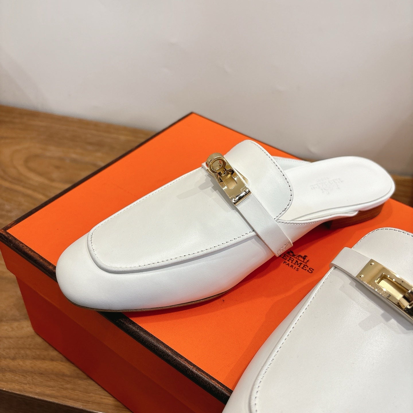 HM 26ss Mule White Calfskin Gold Buckle 638468