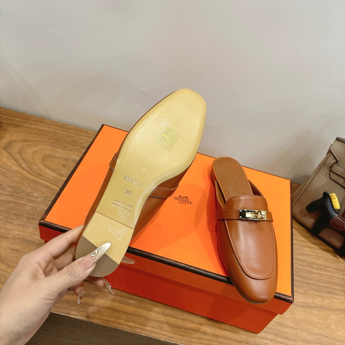 HM 26ss Mule Camel Brown Calfskin Gold Buckle 638472